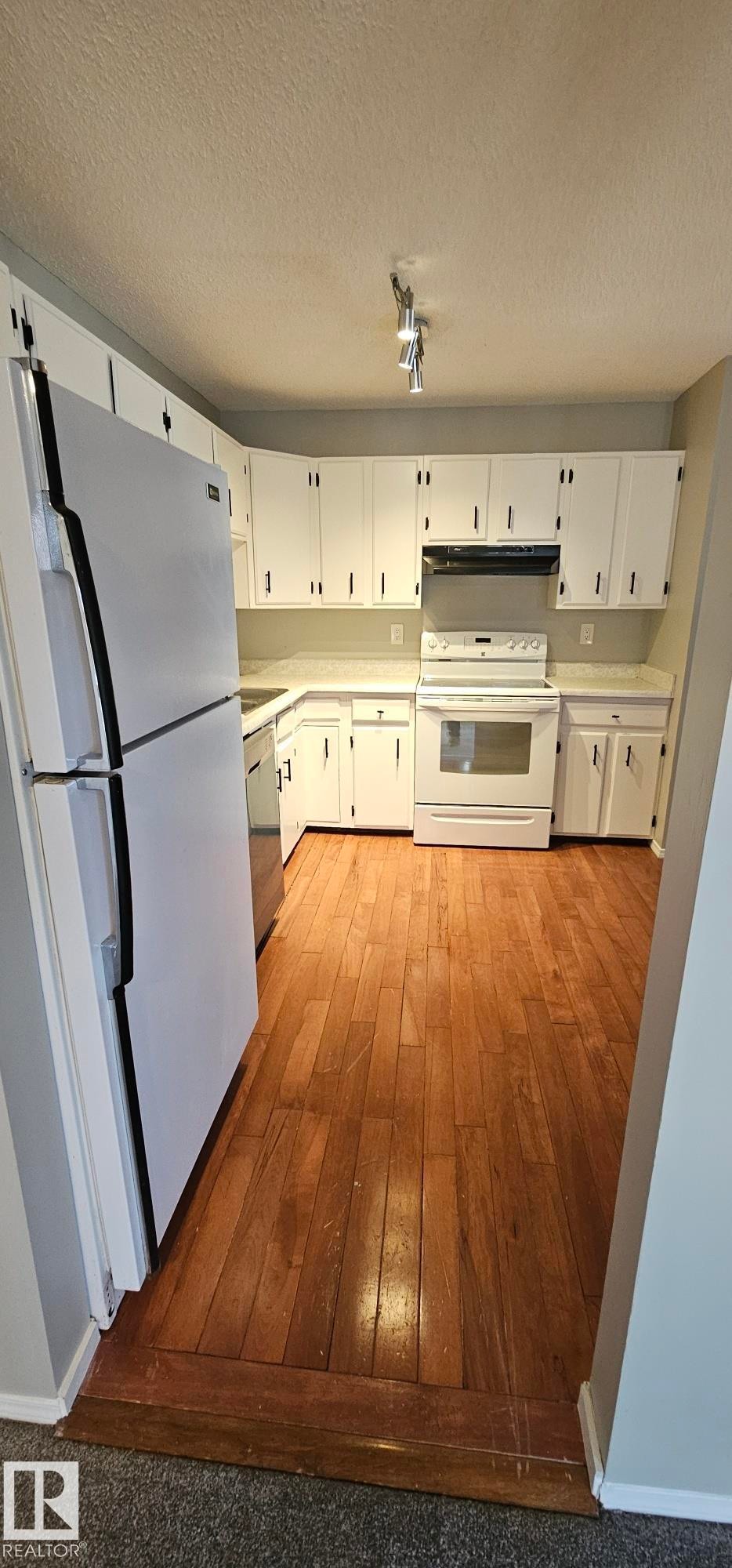 17049 100 Street, Edmonton, AB - Indoor Photo Showing Kitchen