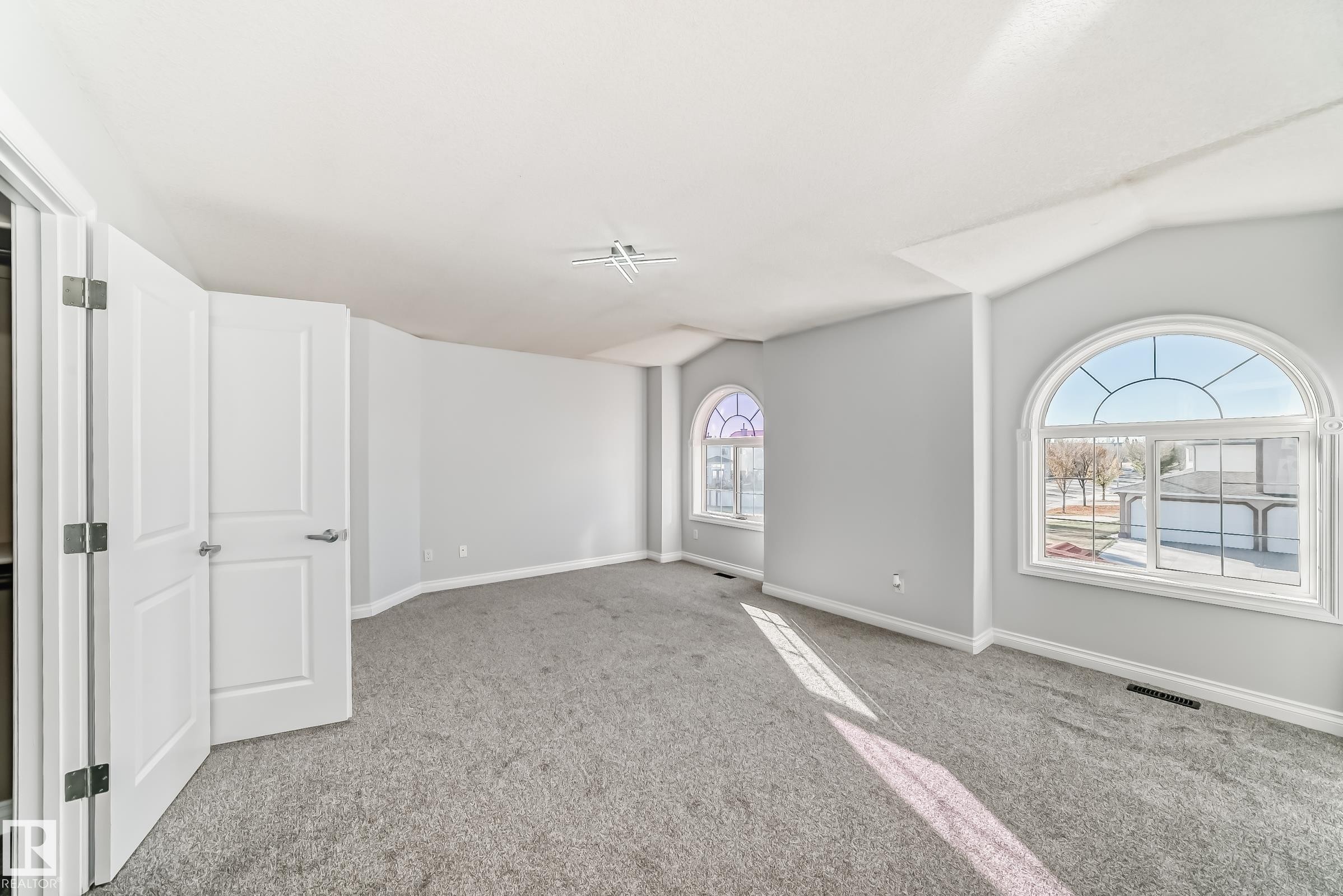 Edmonton, AB - Indoor Photo Showing Other Room