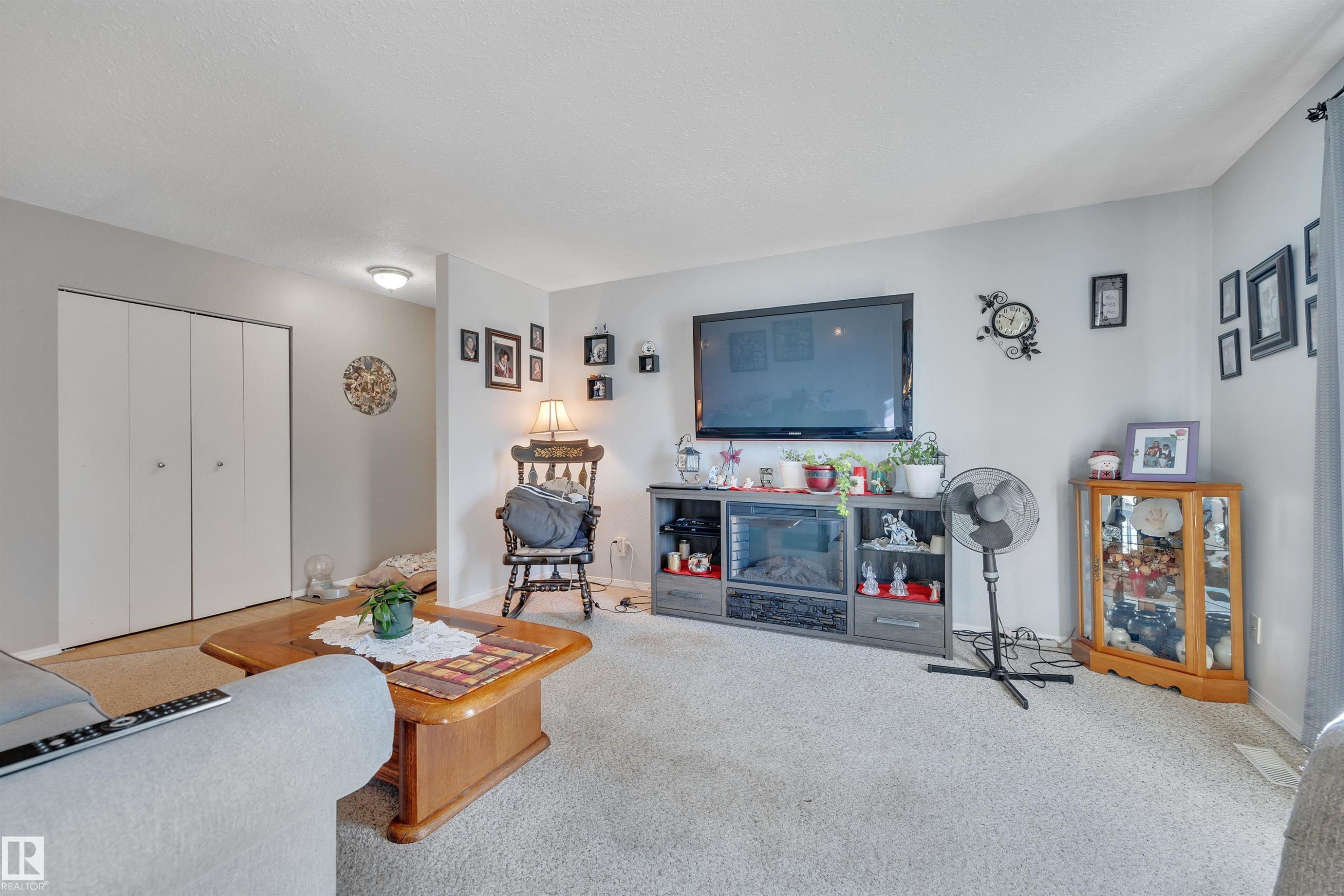 Carpeted living area with baseboards - 5312 36 Ave, Wetaskiwin, AB - Indoor Photo Showing Living Room