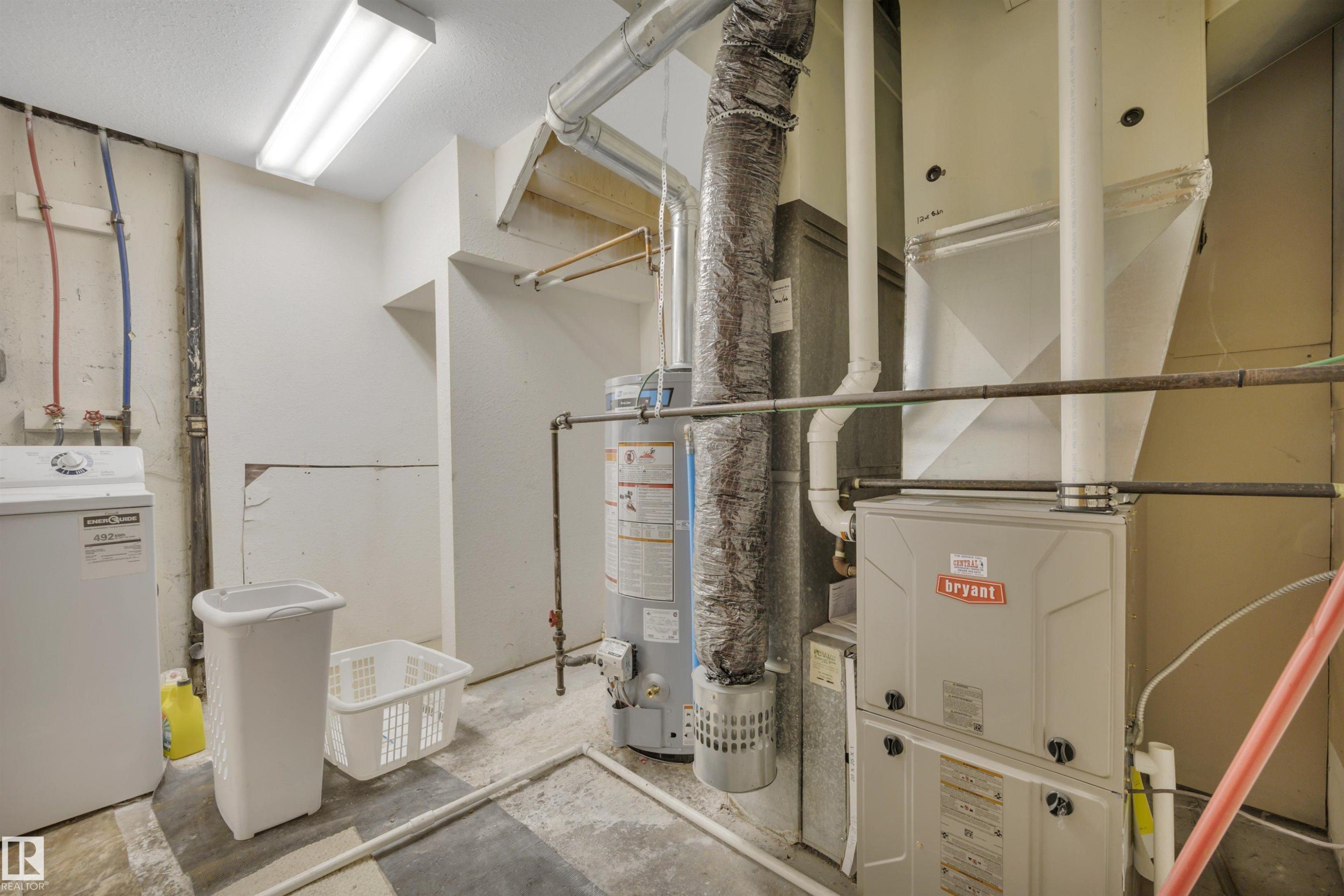 Utilities with washer / clothes dryer, heating unit, and water heater - 5312 36 Ave, Wetaskiwin, AB - Indoor Photo Showing Basement