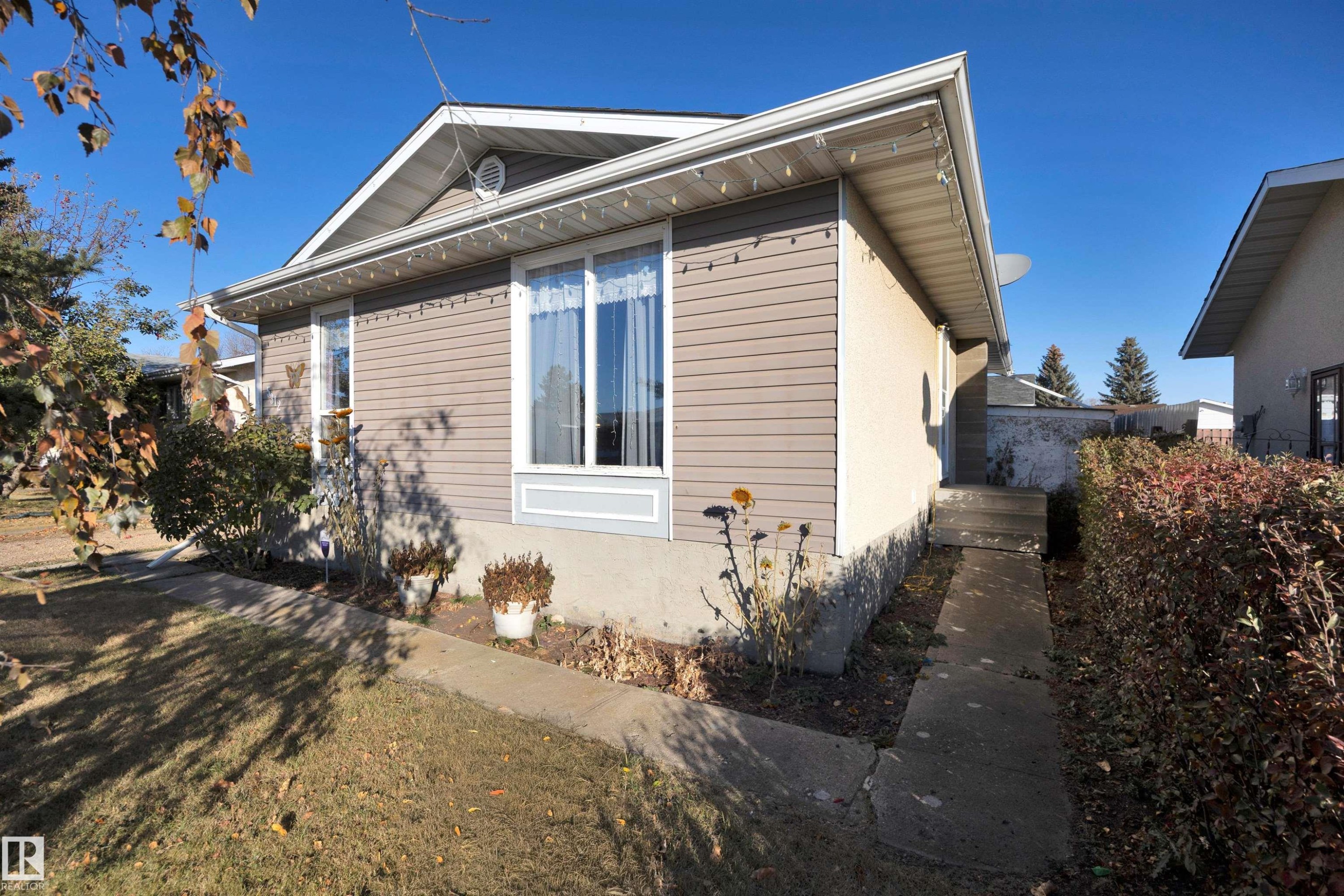 View of side of property featuring a yard - 5312 36 Ave, Wetaskiwin, AB - Outdoor