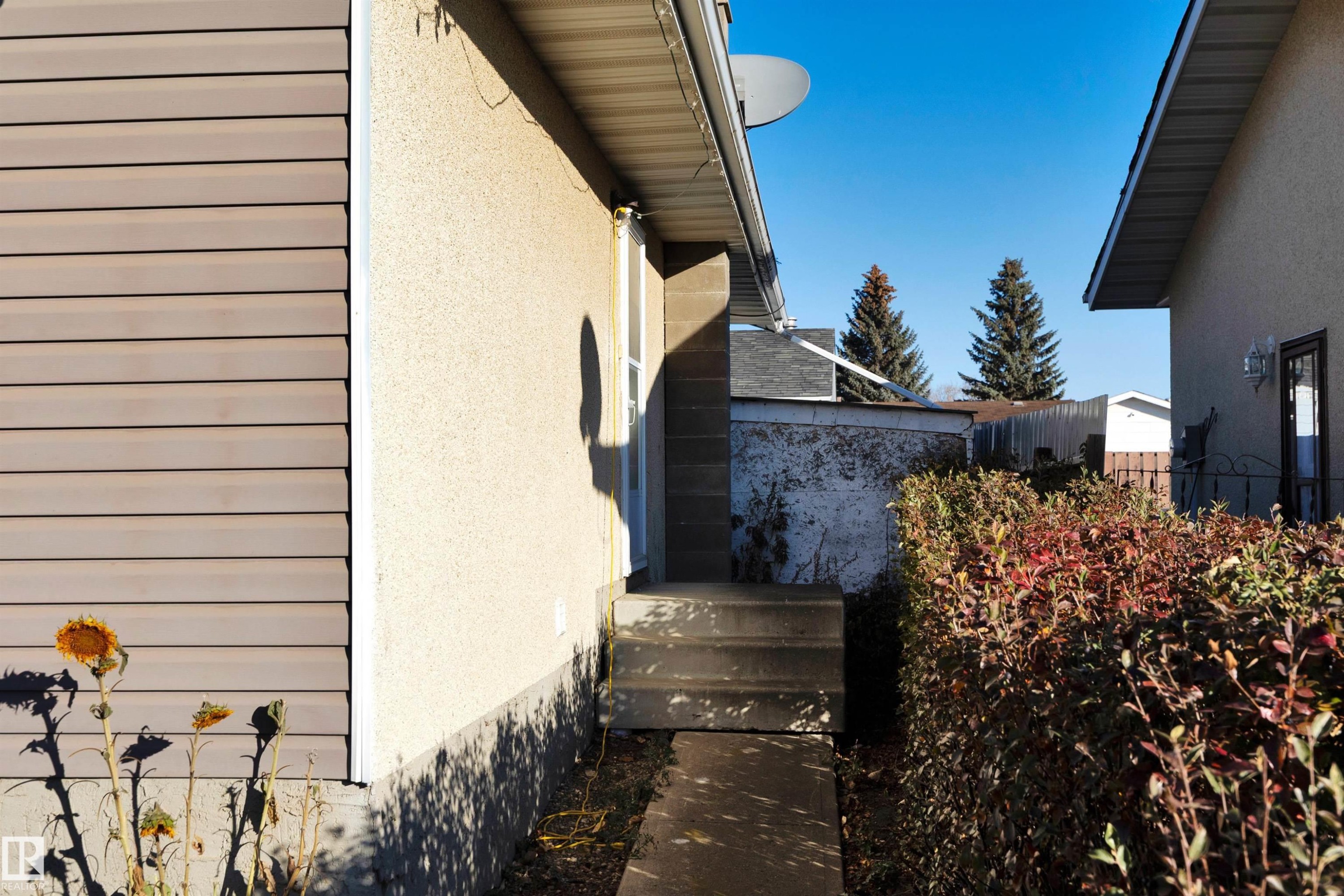 View of home's exterior with stucco siding - 5312 36 Ave, Wetaskiwin, AB - Outdoor With Exterior