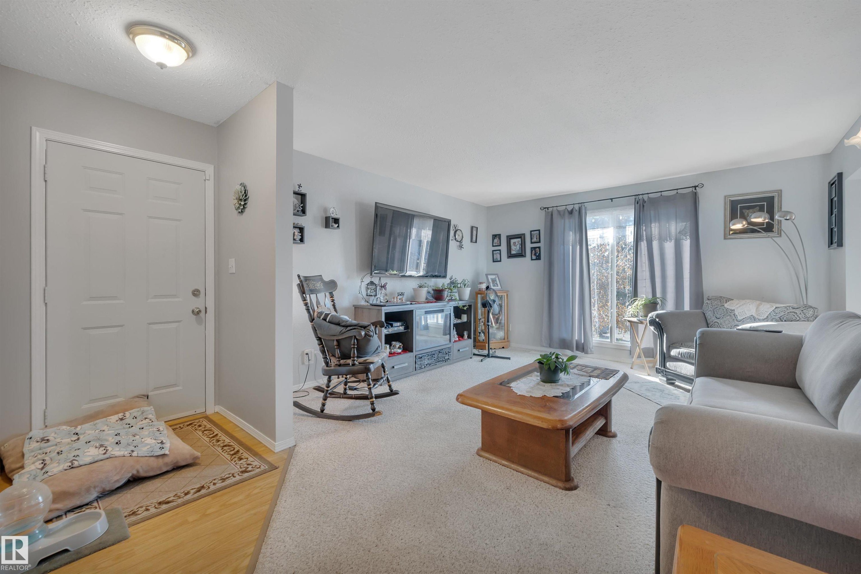 Living area featuring light wood-style flooring and baseboards - 5312 36 Ave, Wetaskiwin, AB - Indoor Photo Showing Living Room