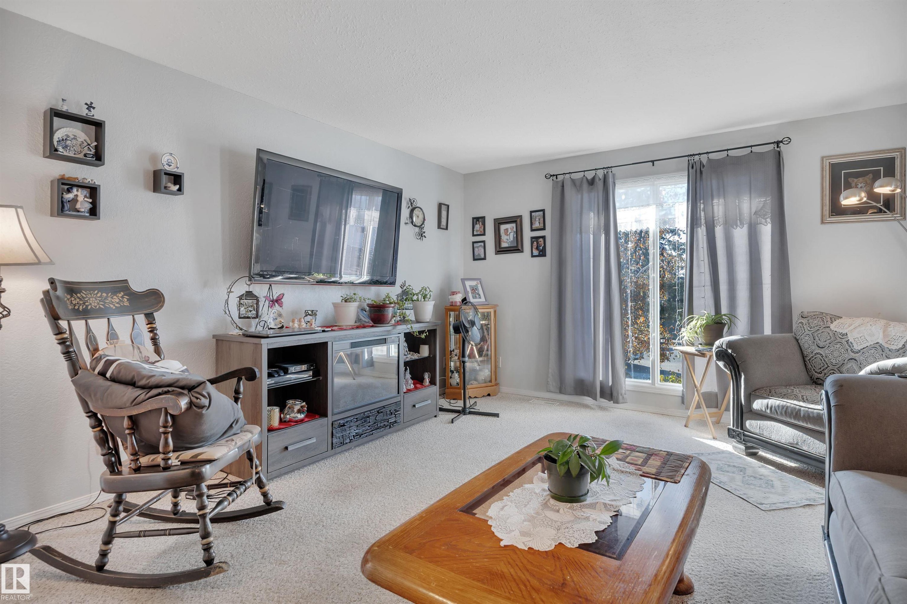 Carpeted living area featuring baseboards - 5312 36 Ave, Wetaskiwin, AB - Indoor Photo Showing Living Room