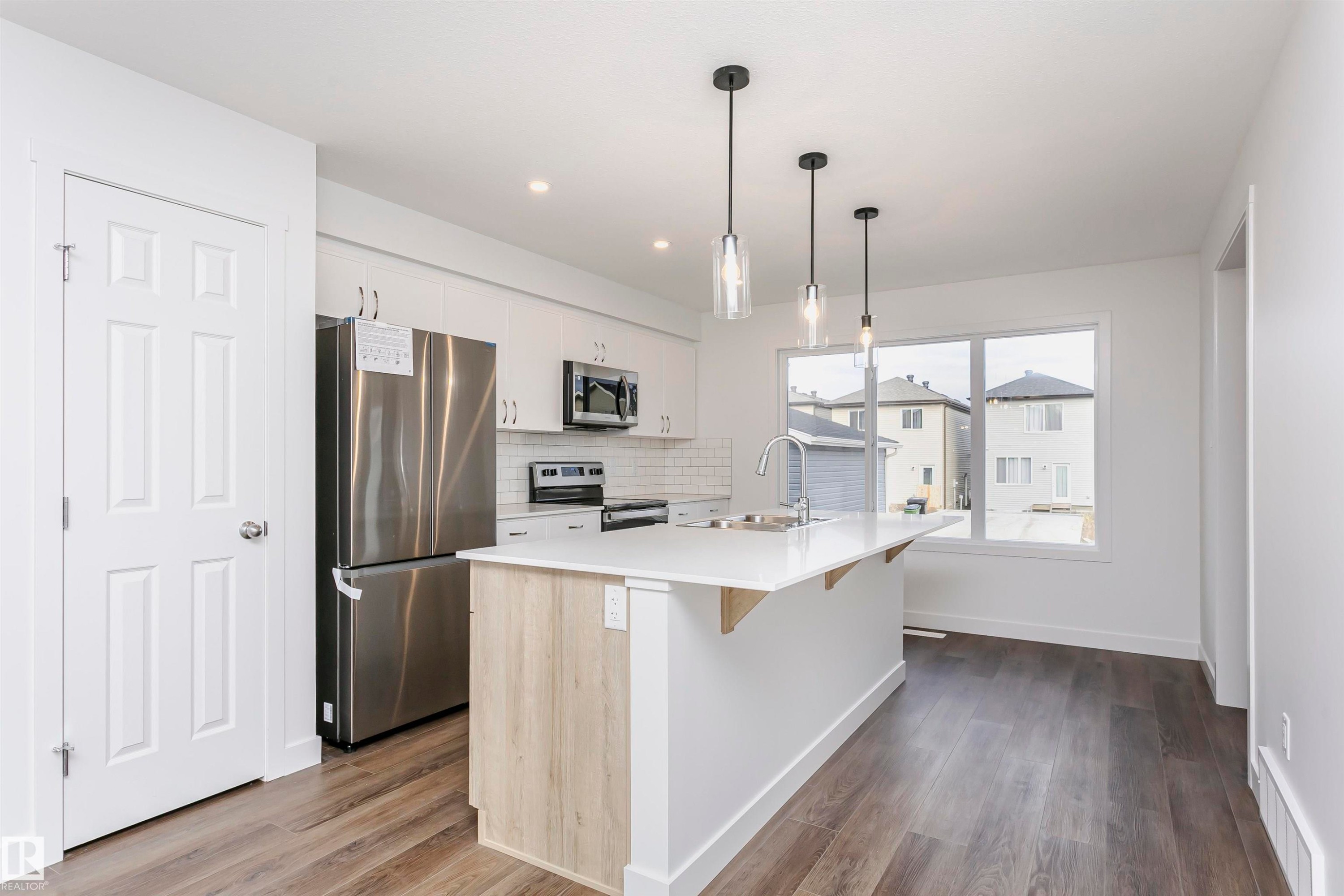 9530 Carson Bend, Edmonton, AB - Indoor Photo Showing Kitchen With Upgraded Kitchen