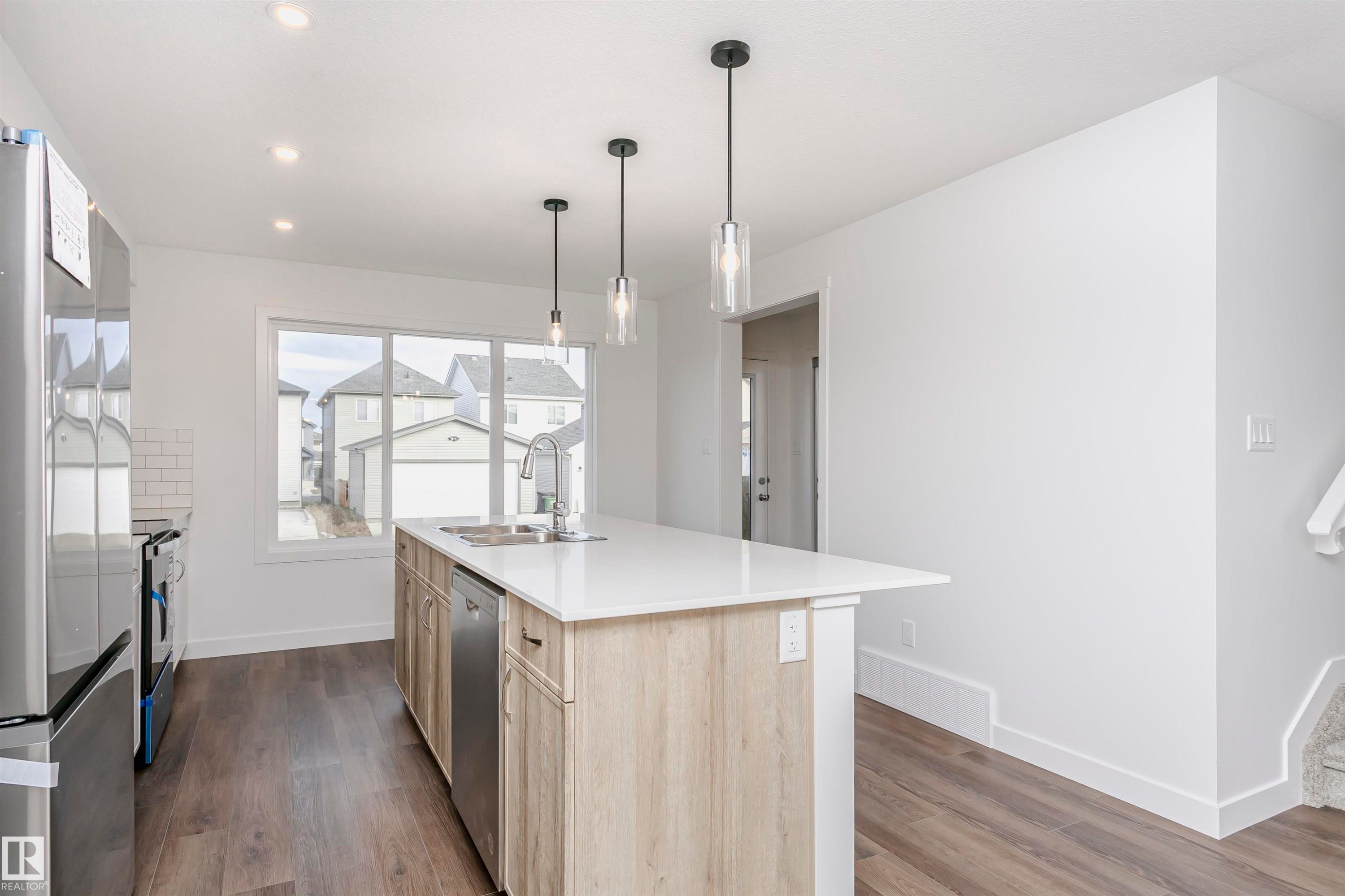 9530 Carson Bend, Edmonton, AB - Indoor Photo Showing Kitchen With Double Sink With Upgraded Kitchen