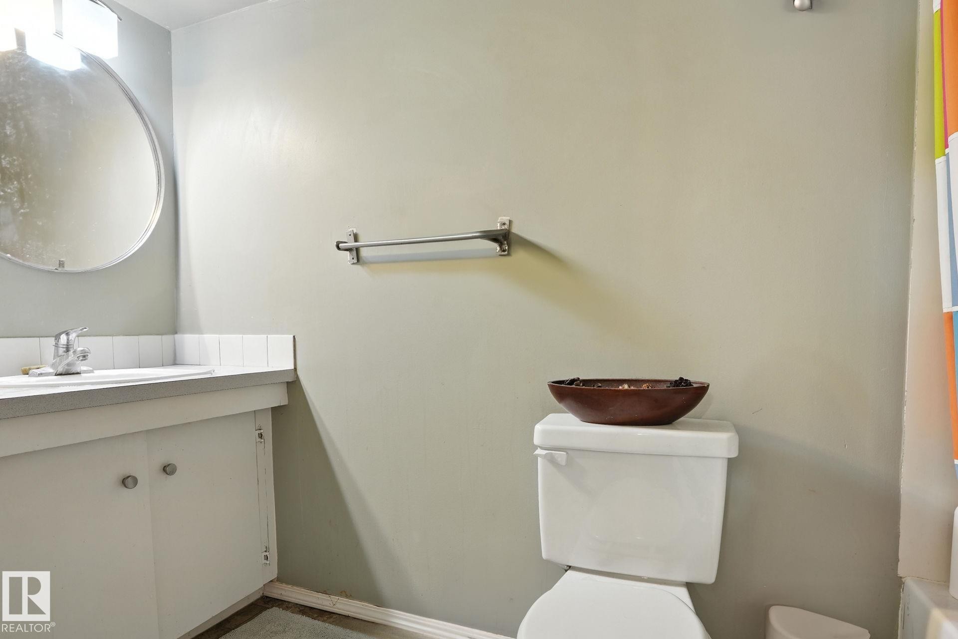 9963 171 Ave, Edmonton, AB - Indoor Photo Showing Bathroom