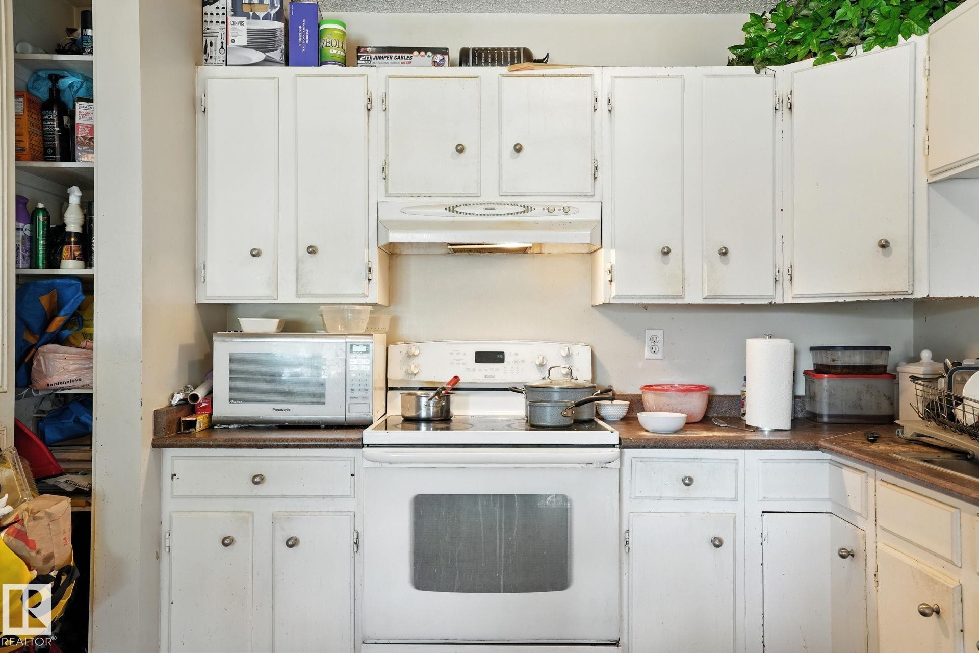 9963 171 Ave, Edmonton, AB - Indoor Photo Showing Kitchen