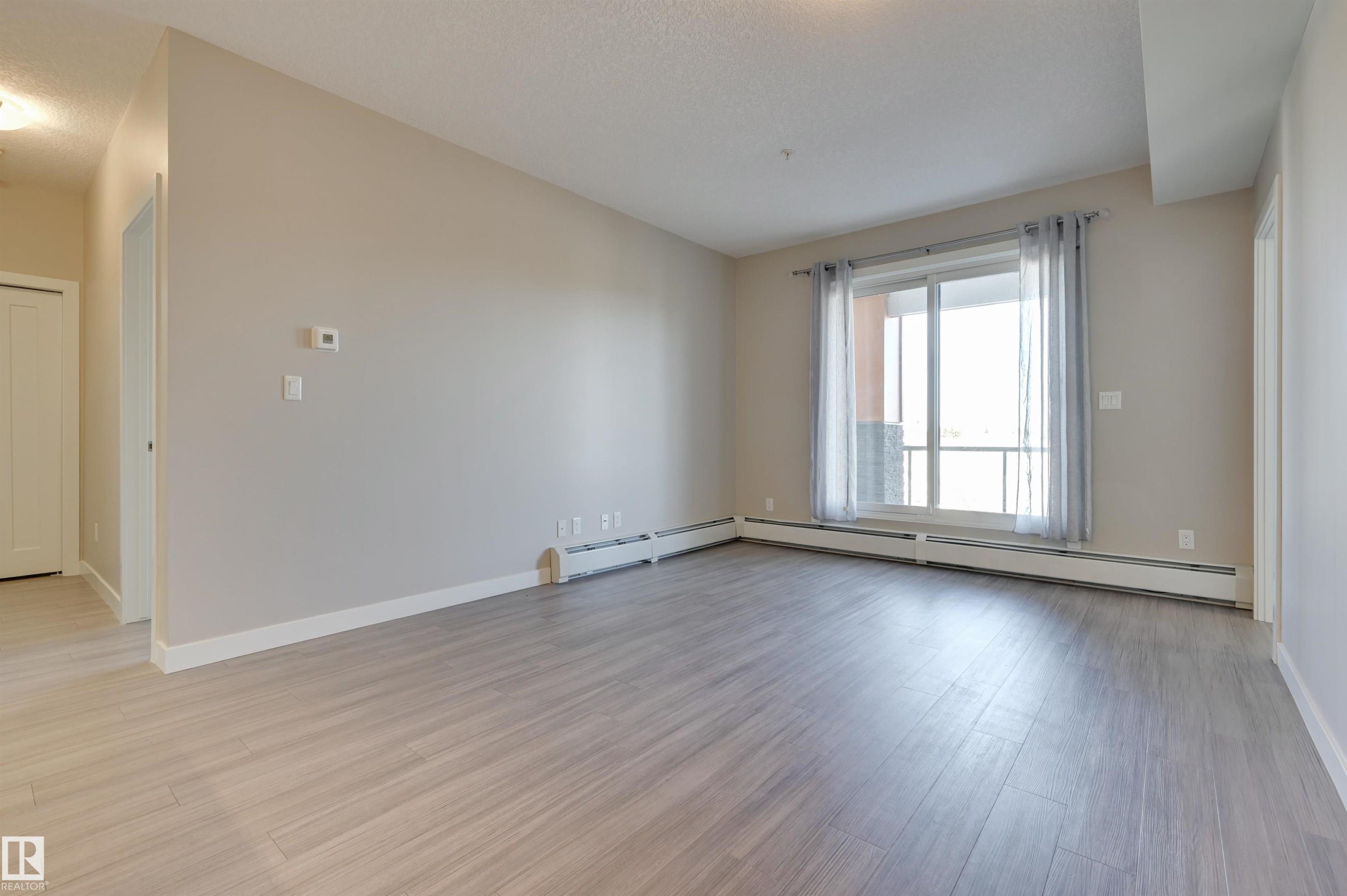 301 17 Columbia Avenue, Devon, AB - Indoor Photo Showing Other Room