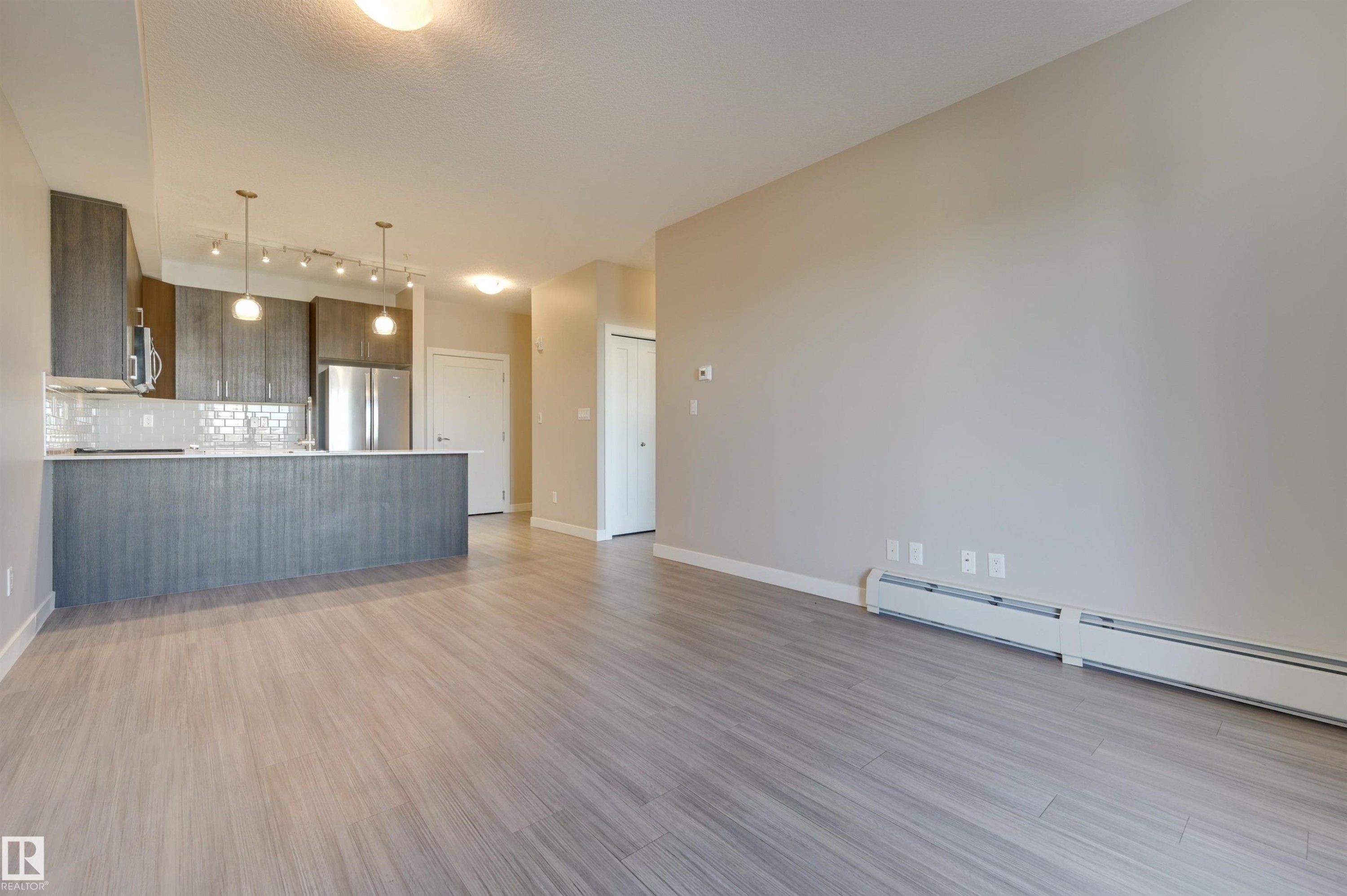 301 17 Columbia Avenue, Devon, AB - Indoor Photo Showing Kitchen