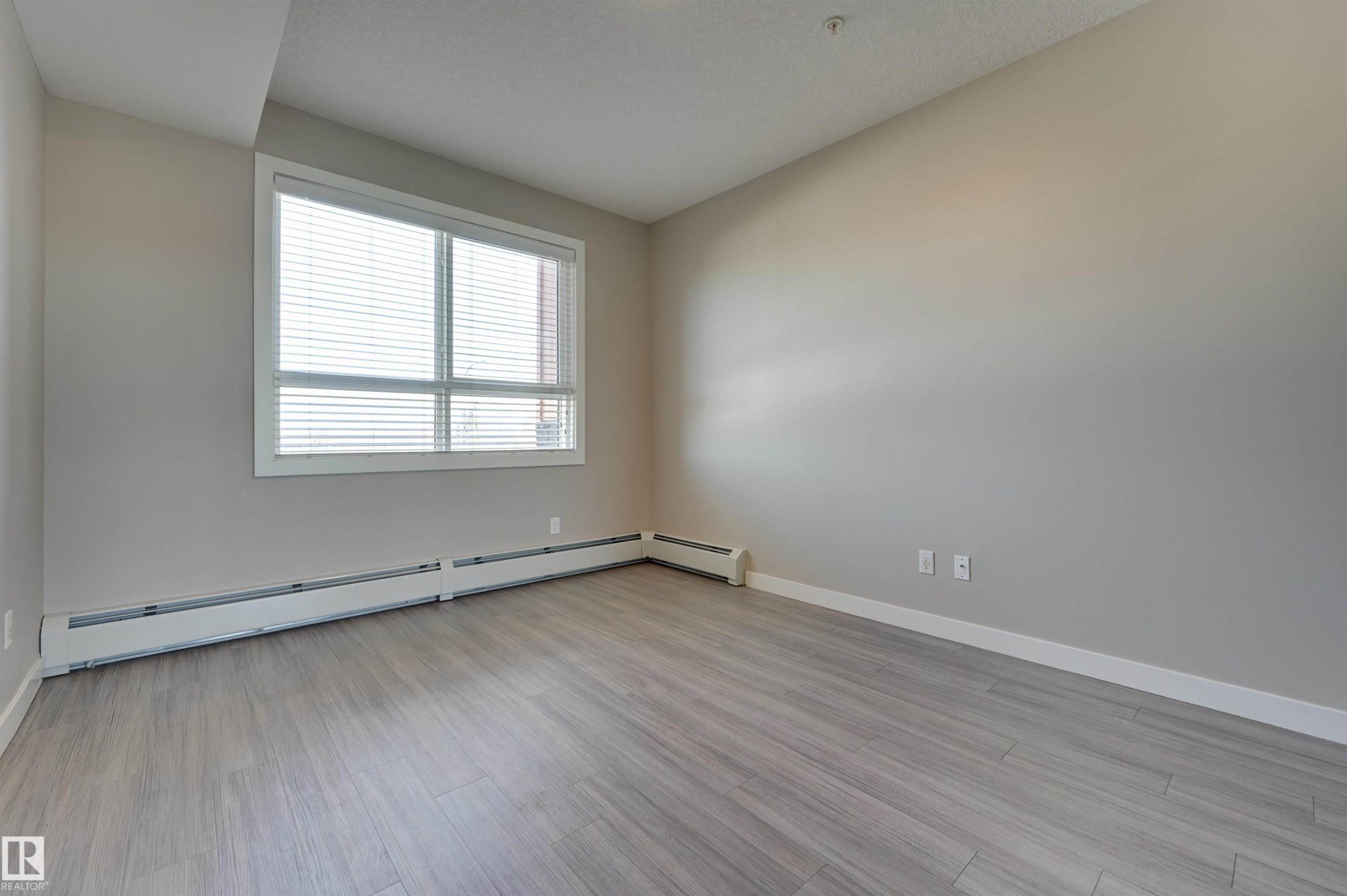 301 17 Columbia Avenue, Devon, AB - Indoor Photo Showing Other Room