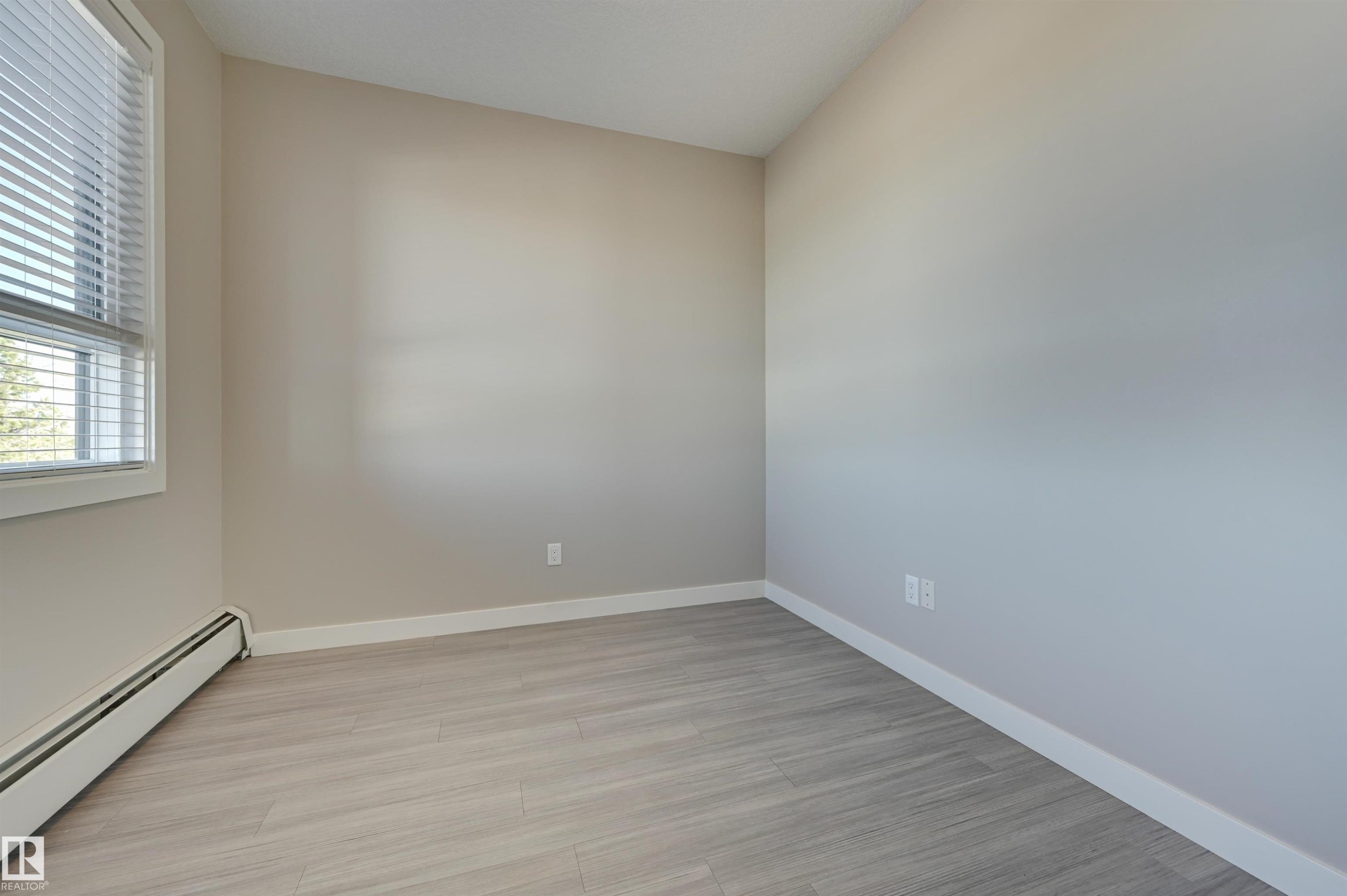 301 17 Columbia Avenue, Devon, AB - Indoor Photo Showing Other Room