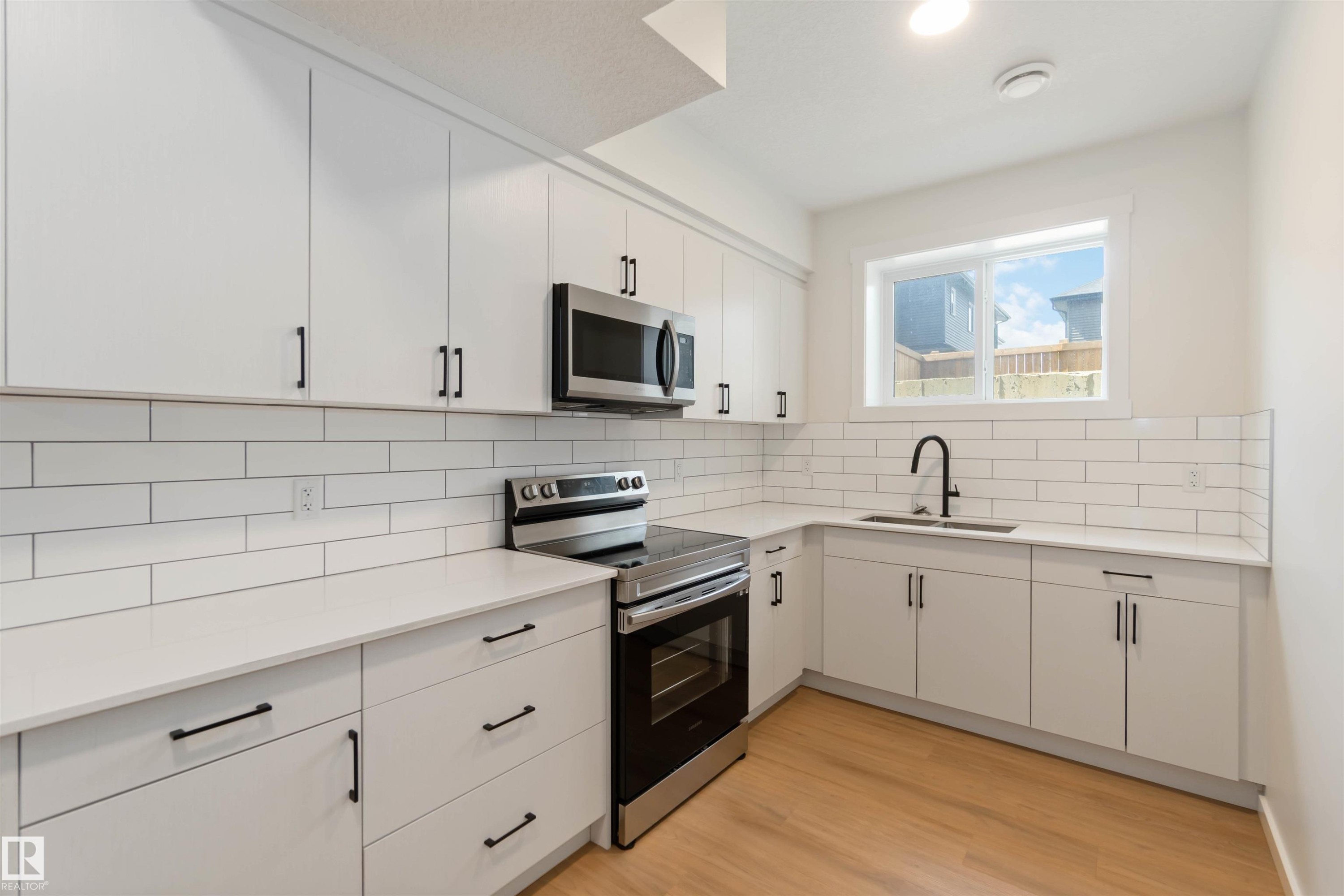 2172 52 St, Edmonton, AB - Indoor Photo Showing Kitchen With Upgraded Kitchen
