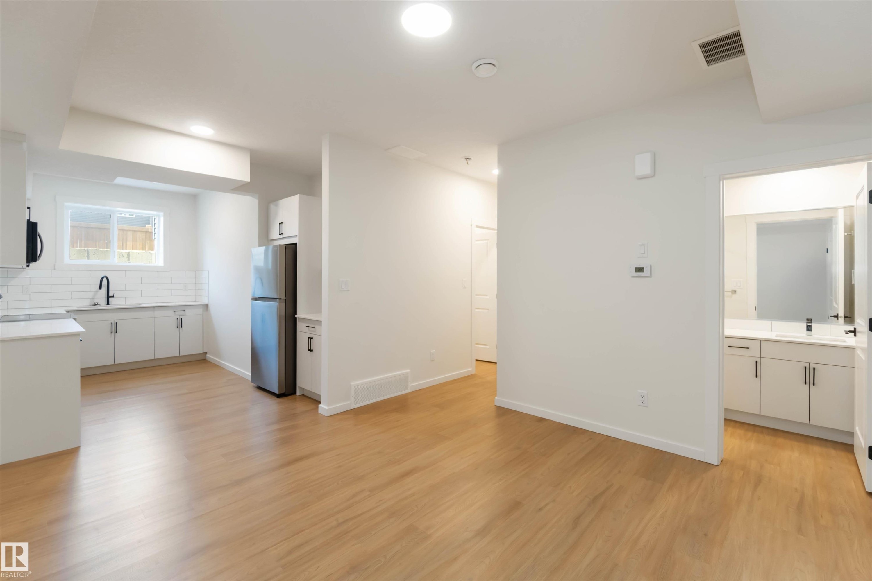 2172 52 St, Edmonton, AB - Indoor Photo Showing Kitchen