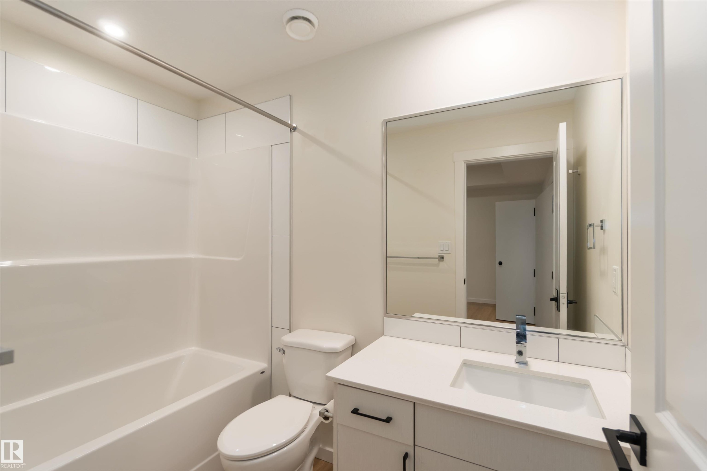 2172 52 St, Edmonton, AB - Indoor Photo Showing Bathroom