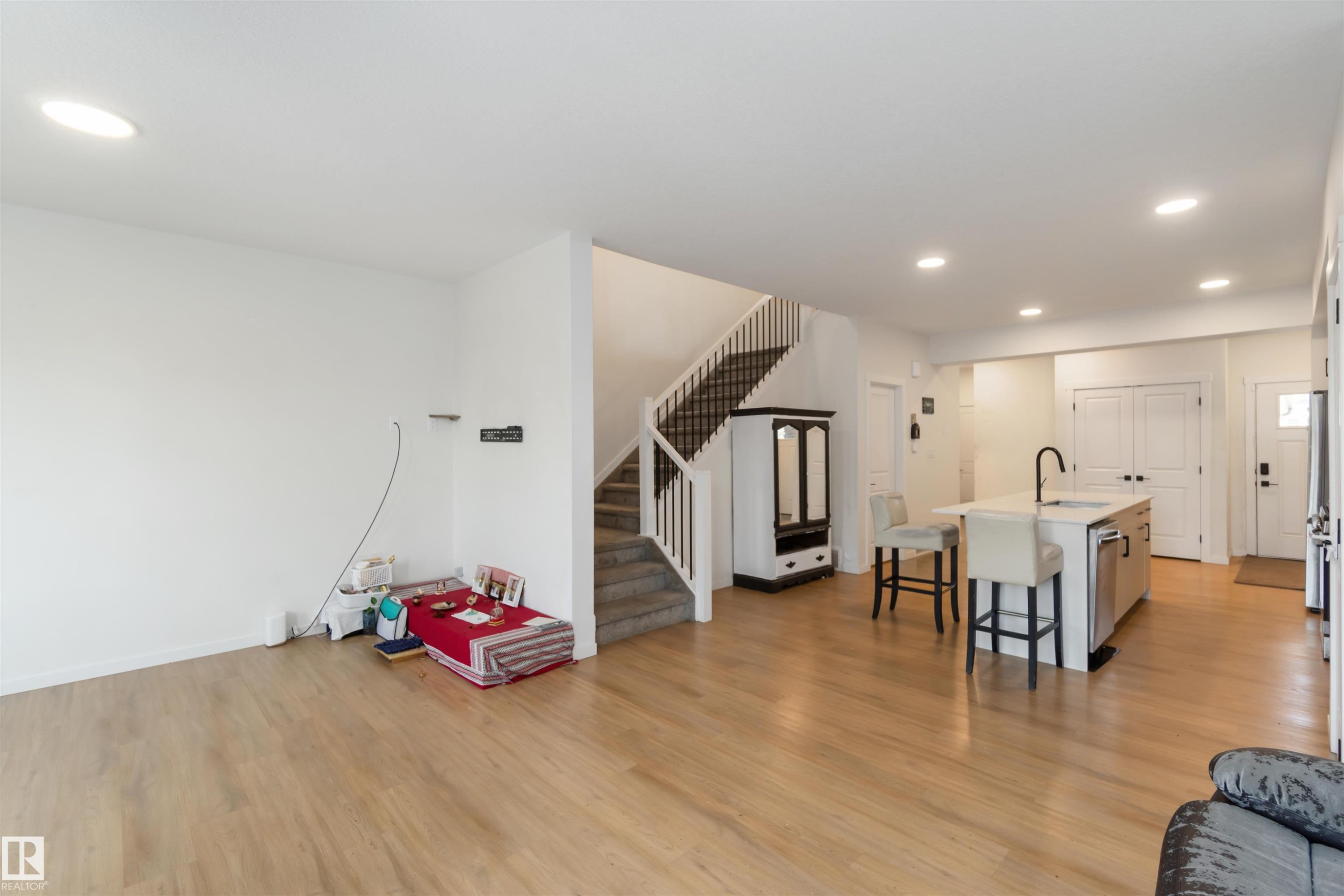 2172 52 St, Edmonton, AB - Indoor