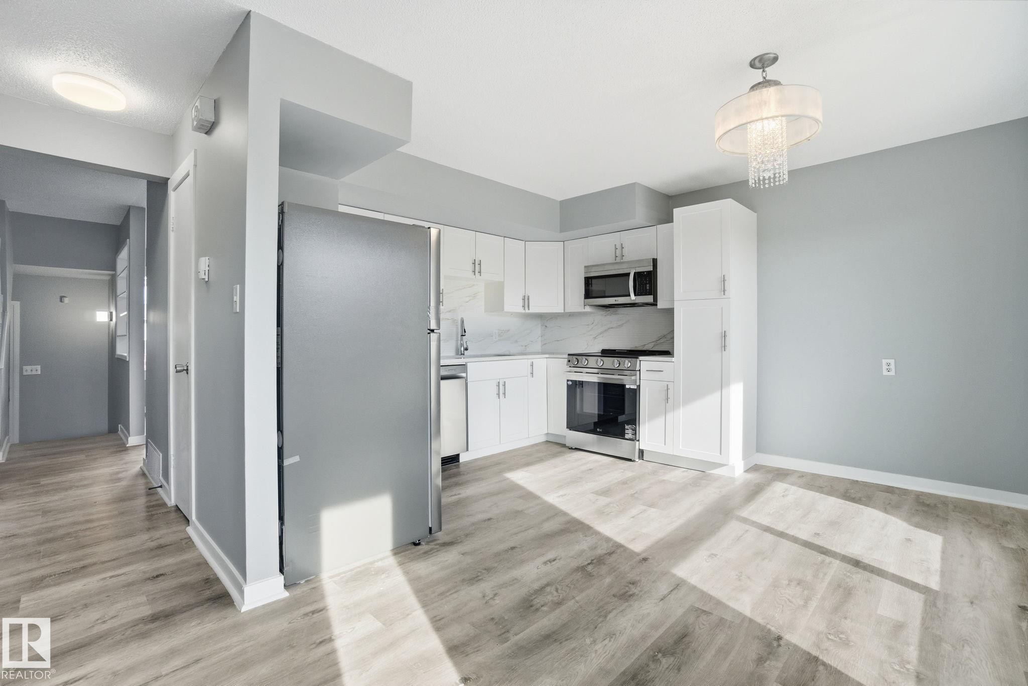 8117 132A Avenue, Edmonton, AB - Indoor Photo Showing Kitchen