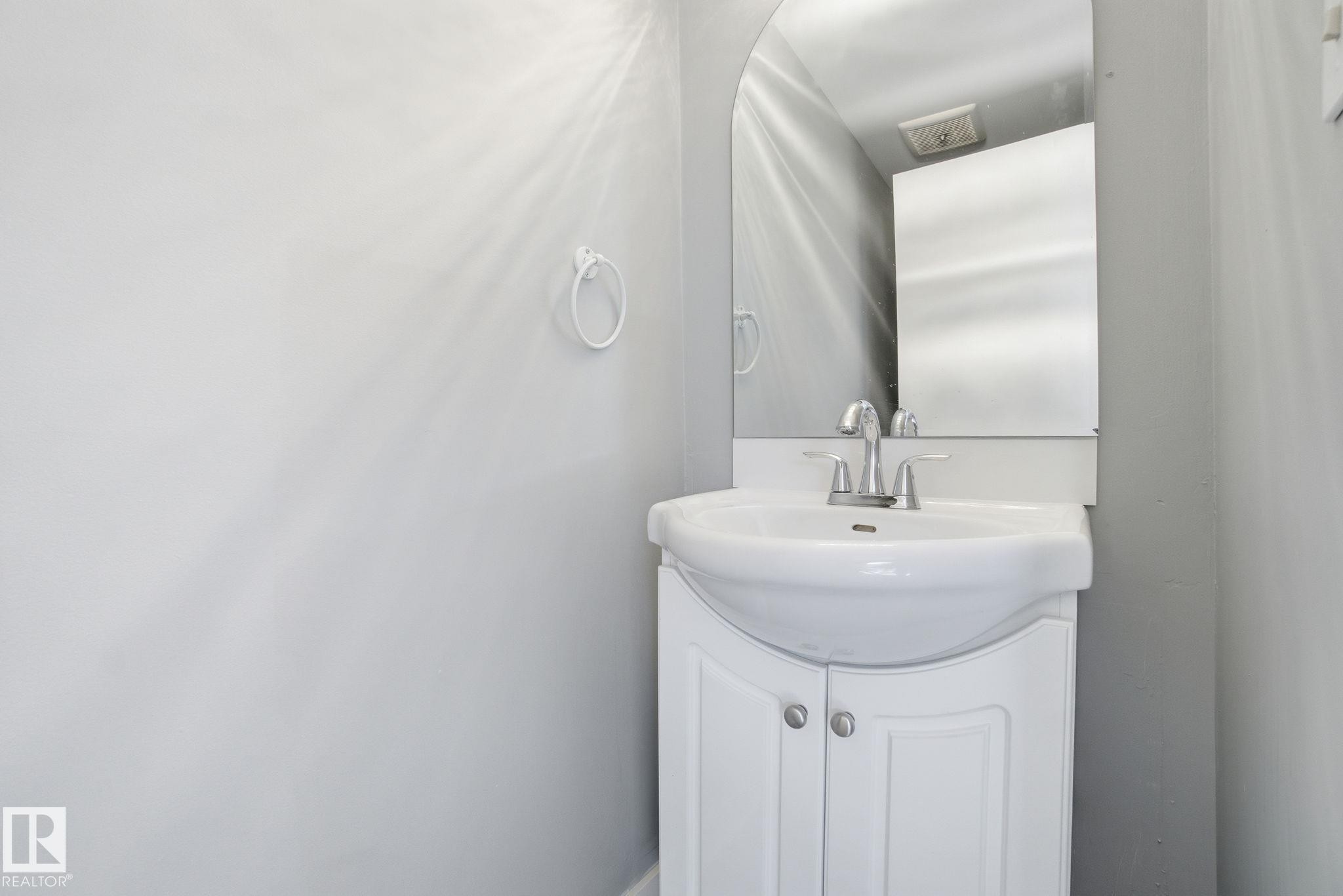 8117 132A Avenue, Edmonton, AB - Indoor Photo Showing Bathroom