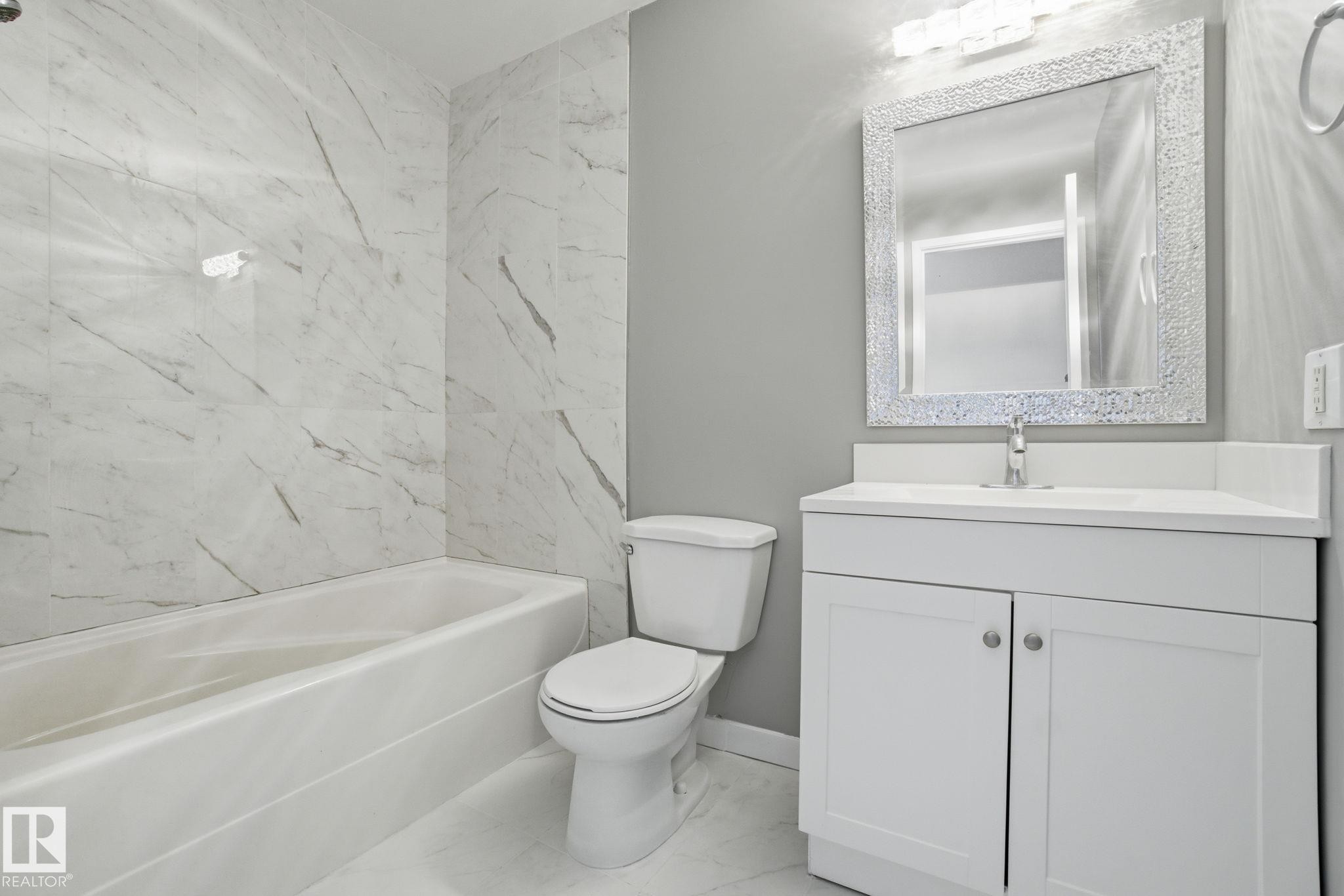 8117 132A Avenue, Edmonton, AB - Indoor Photo Showing Bathroom