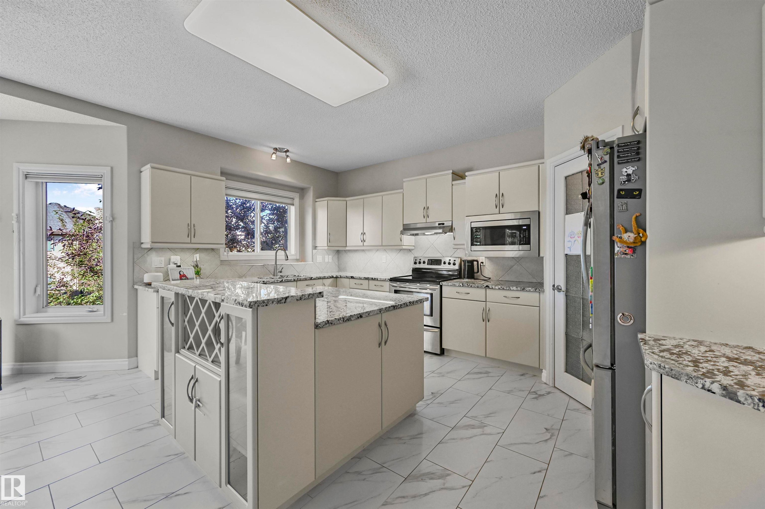 1516 Thorogood Close, Edmonton, AB - Indoor Photo Showing Kitchen
