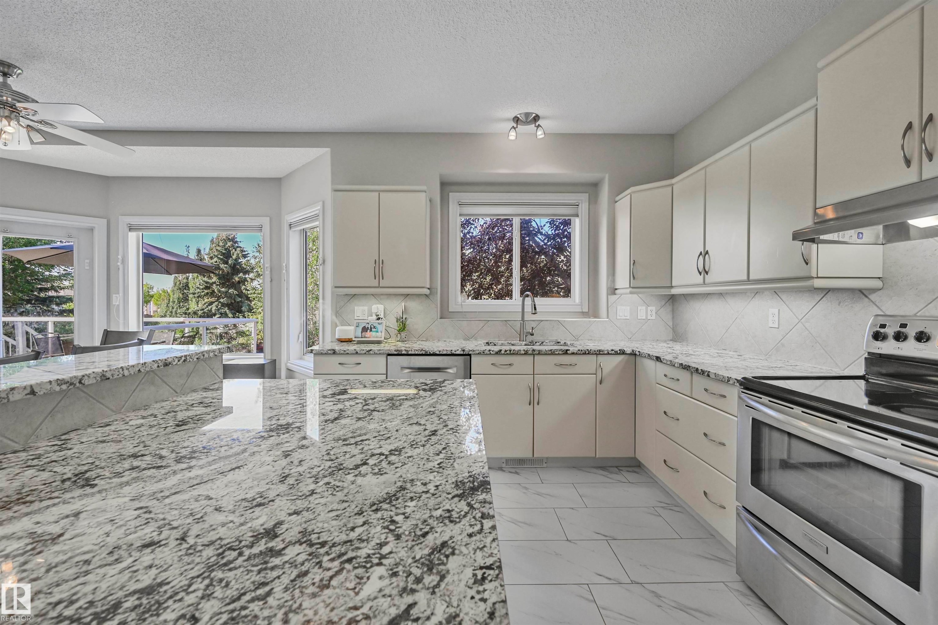 1516 Thorogood Close, Edmonton, AB - Indoor Photo Showing Kitchen With Upgraded Kitchen