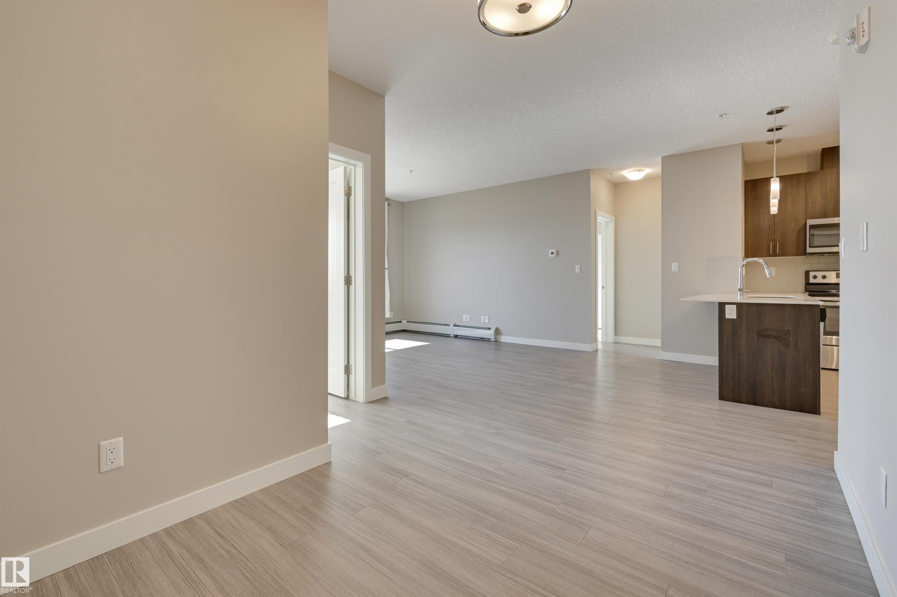 205 17 Columbia Avenue, Devon, AB - Indoor Photo Showing Kitchen