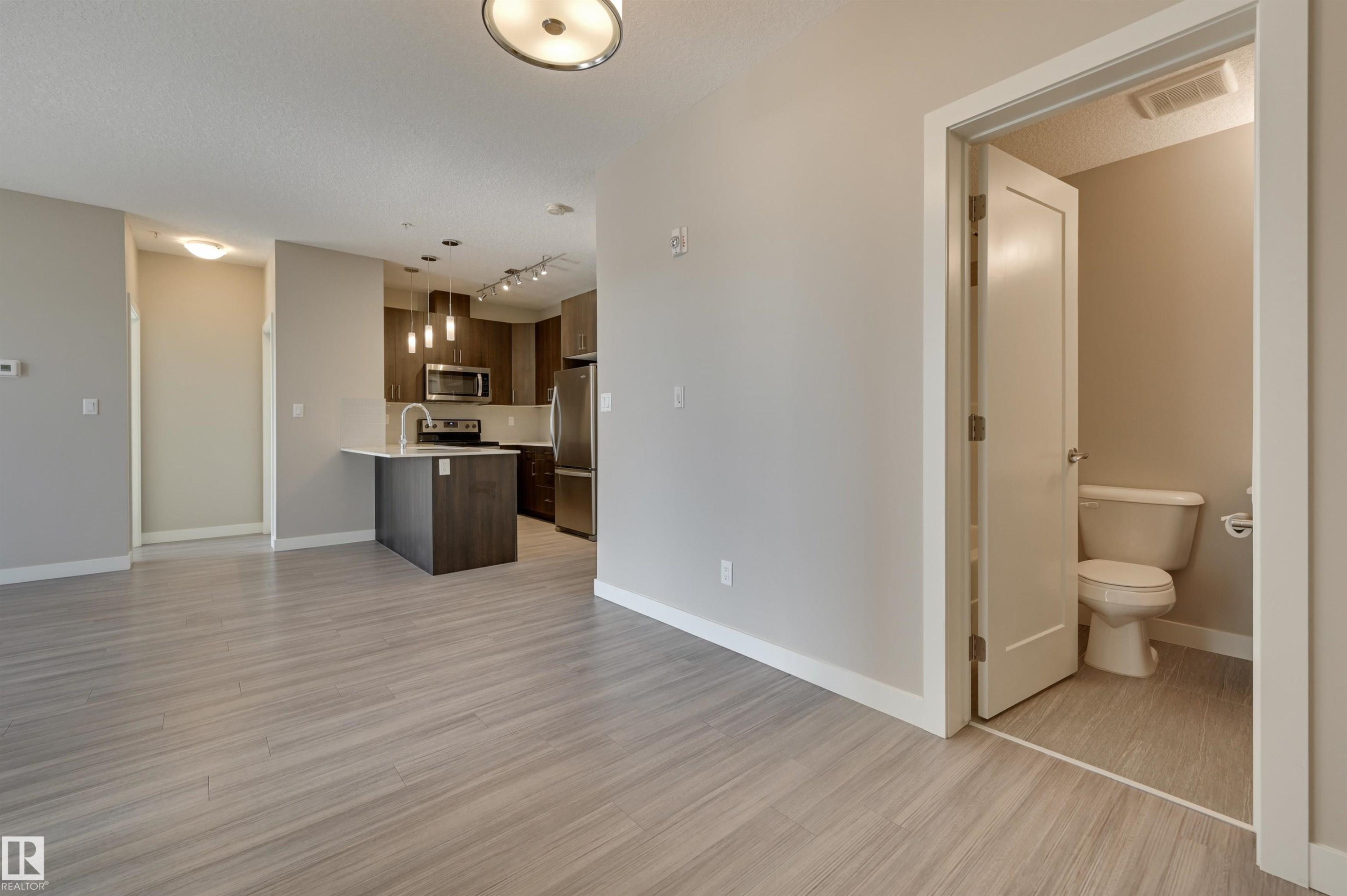 205 17 Columbia Avenue, Devon, AB - Indoor Photo Showing Kitchen