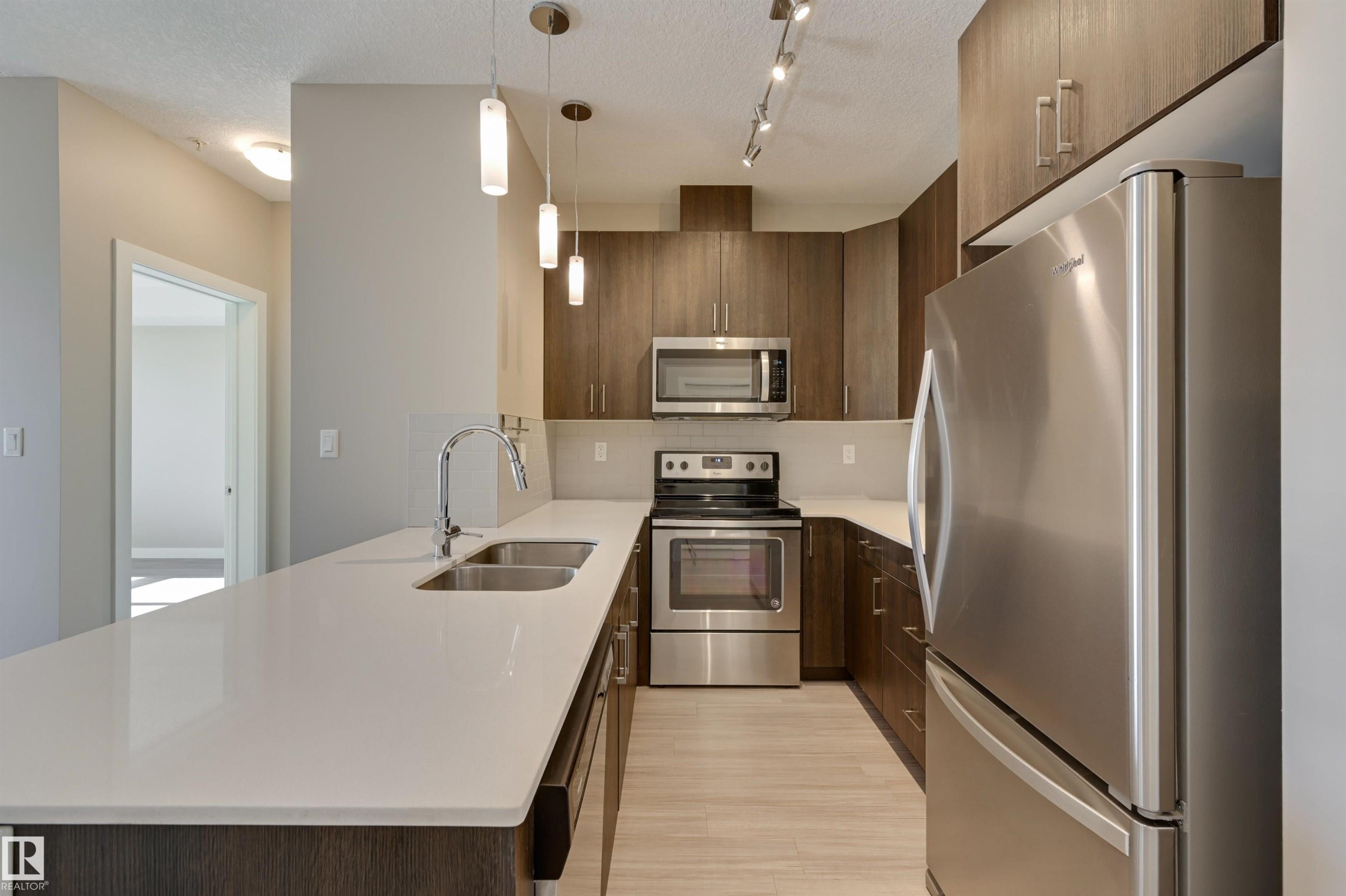 205 17 Columbia Avenue, Devon, AB - Indoor Photo Showing Kitchen With Stainless Steel Kitchen With Double Sink With Upgraded Kitchen