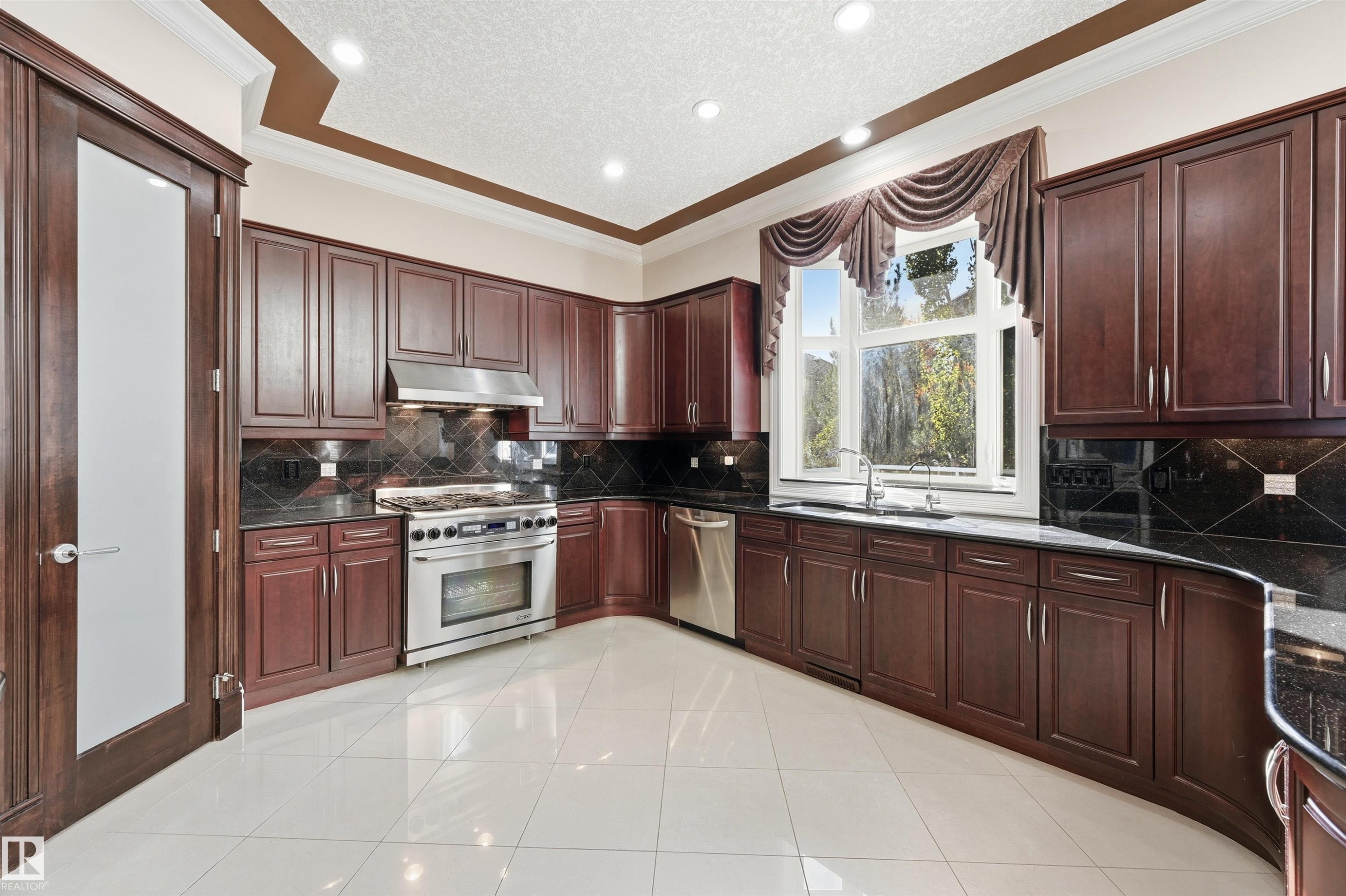 872 Hollands Landing, Edmonton, AB - Indoor Photo Showing Kitchen