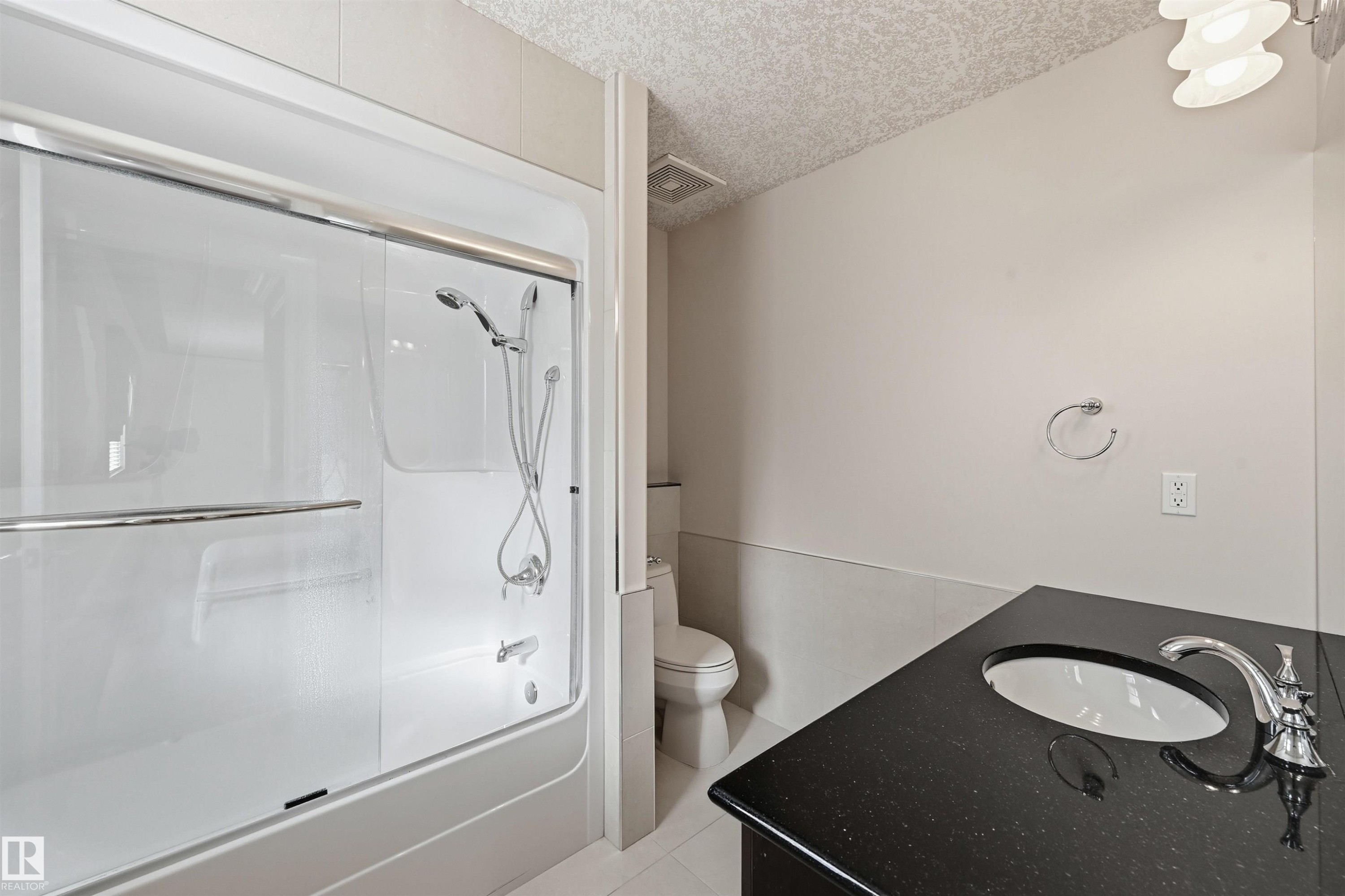 872 Hollands Landing, Edmonton, AB - Indoor Photo Showing Bathroom