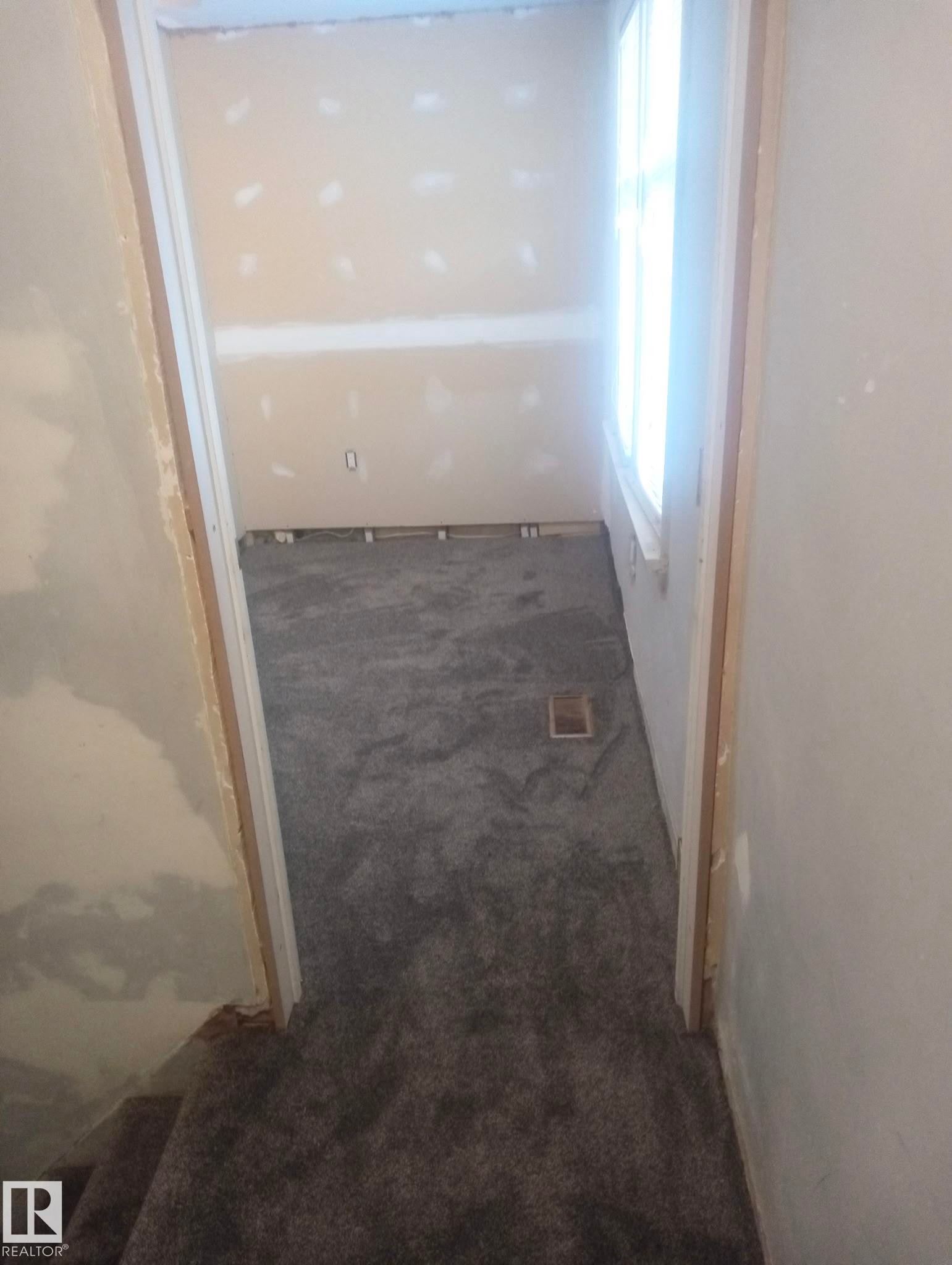 11235 95 Street Nw, Edmonton, AB - Indoor Photo Showing Other Room