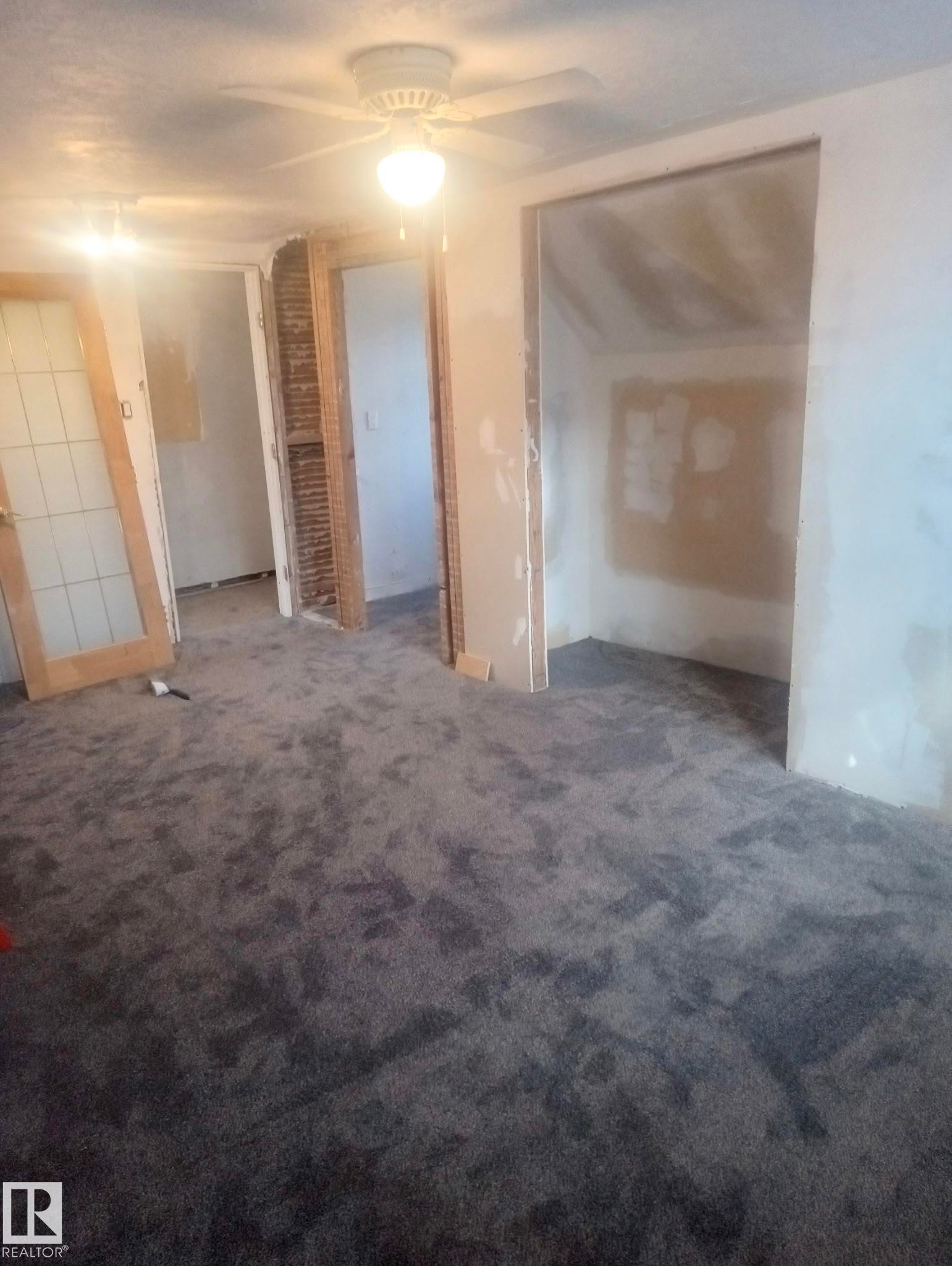 11235 95 Street Nw, Edmonton, AB - Indoor Photo Showing Other Room