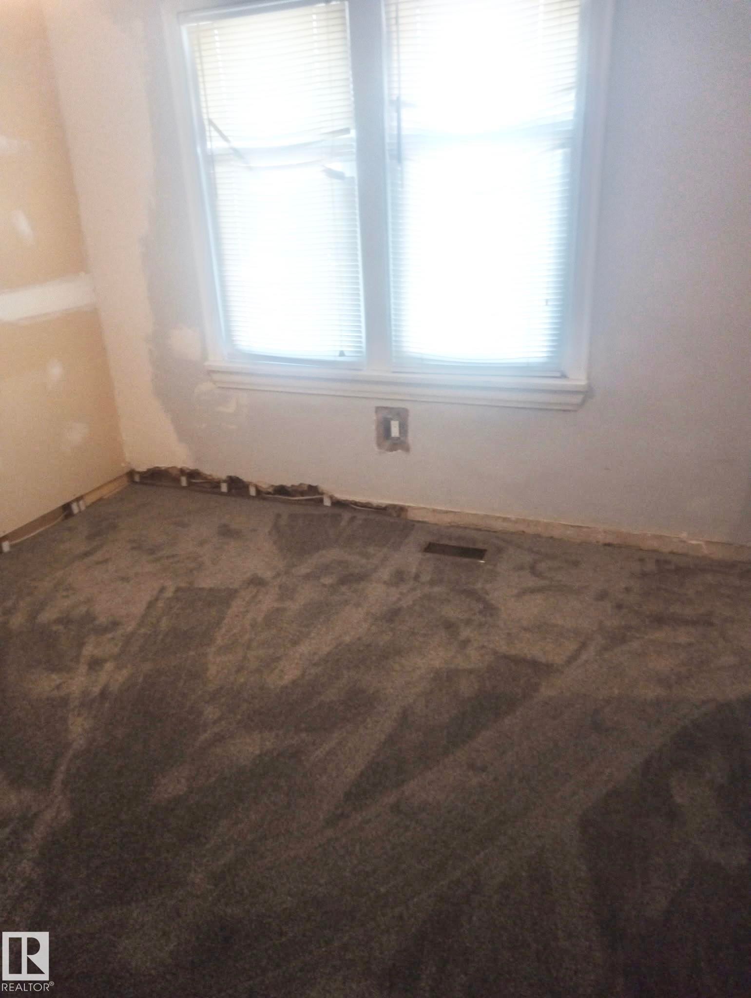 11235 95 Street Nw, Edmonton, AB - Indoor Photo Showing Other Room