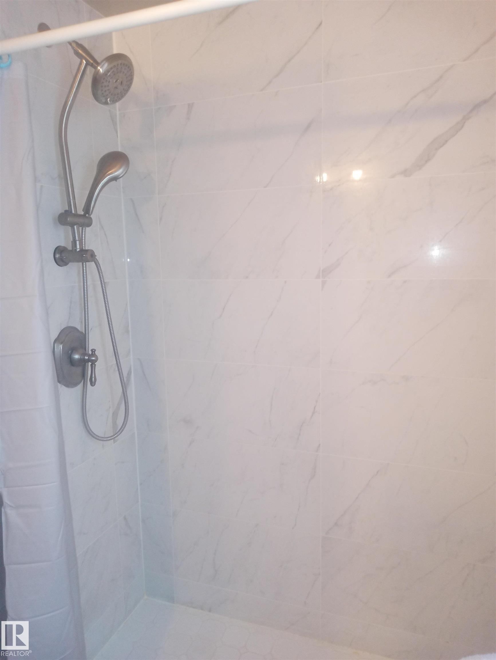 11235 95 Street Nw, Edmonton, AB - Indoor Photo Showing Bathroom