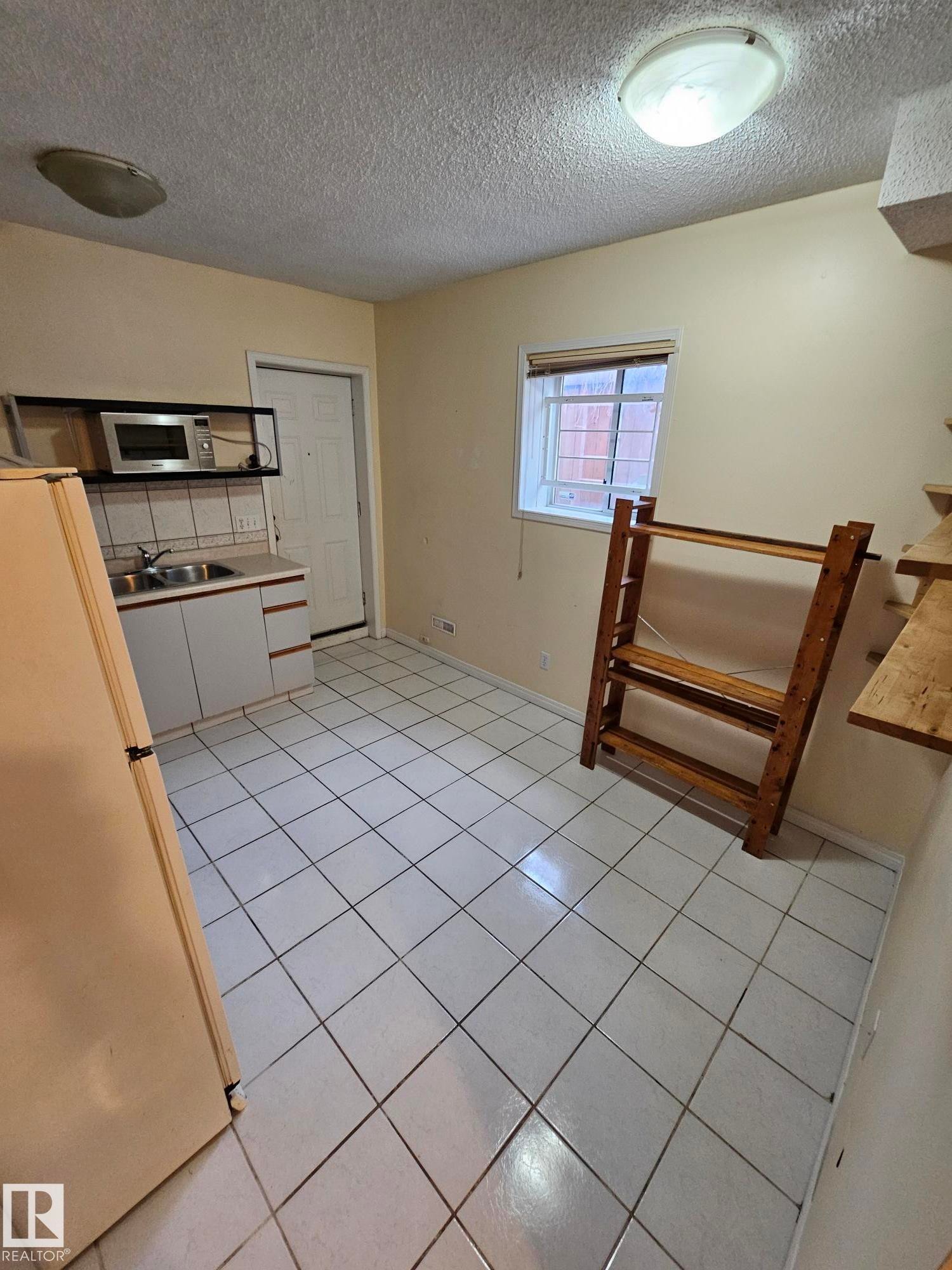 Edmonton, AB - Indoor Photo Showing Other Room