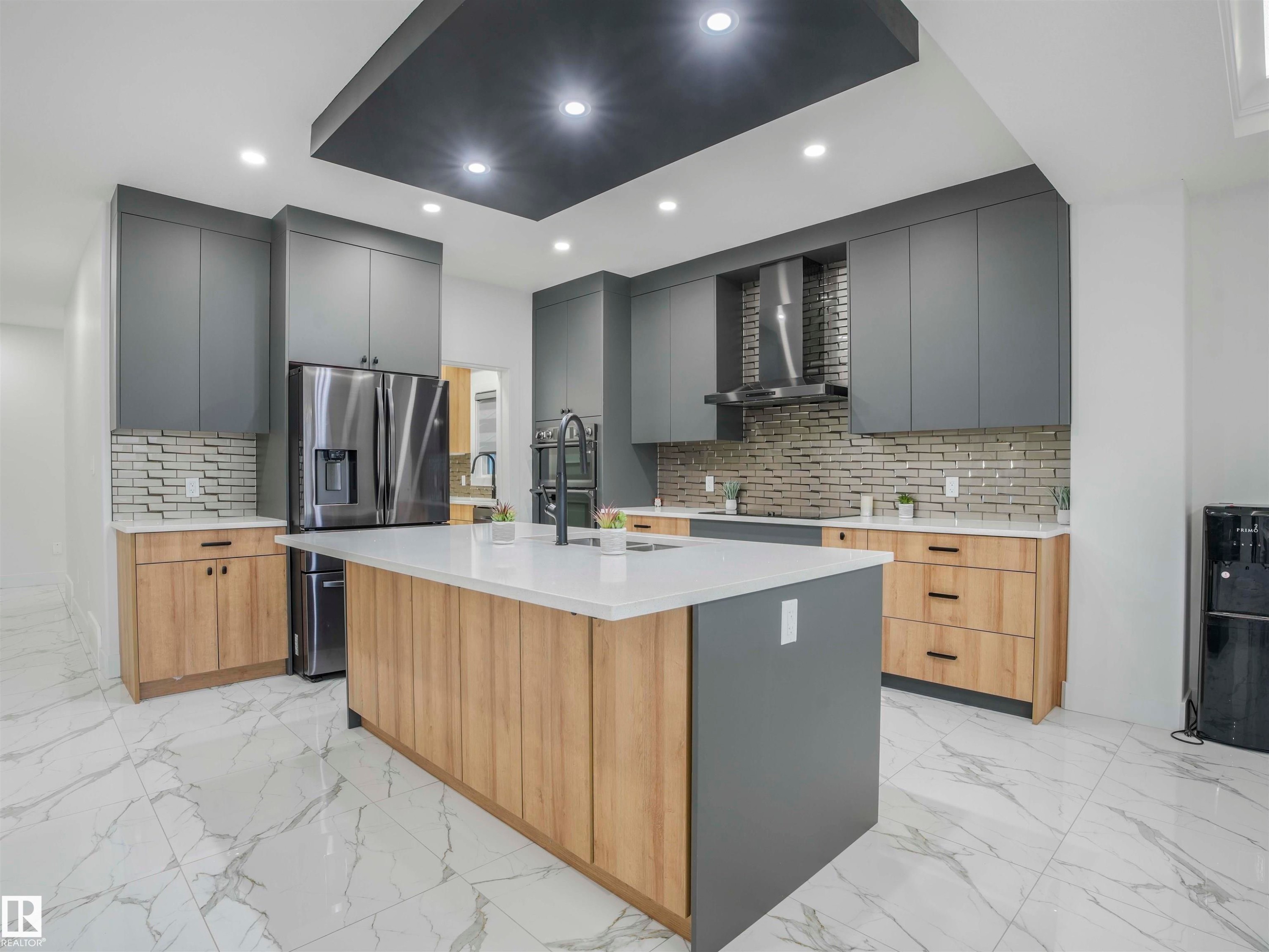 1305 Adamson Drive, Edmonton, AB - Indoor Photo Showing Kitchen With Upgraded Kitchen