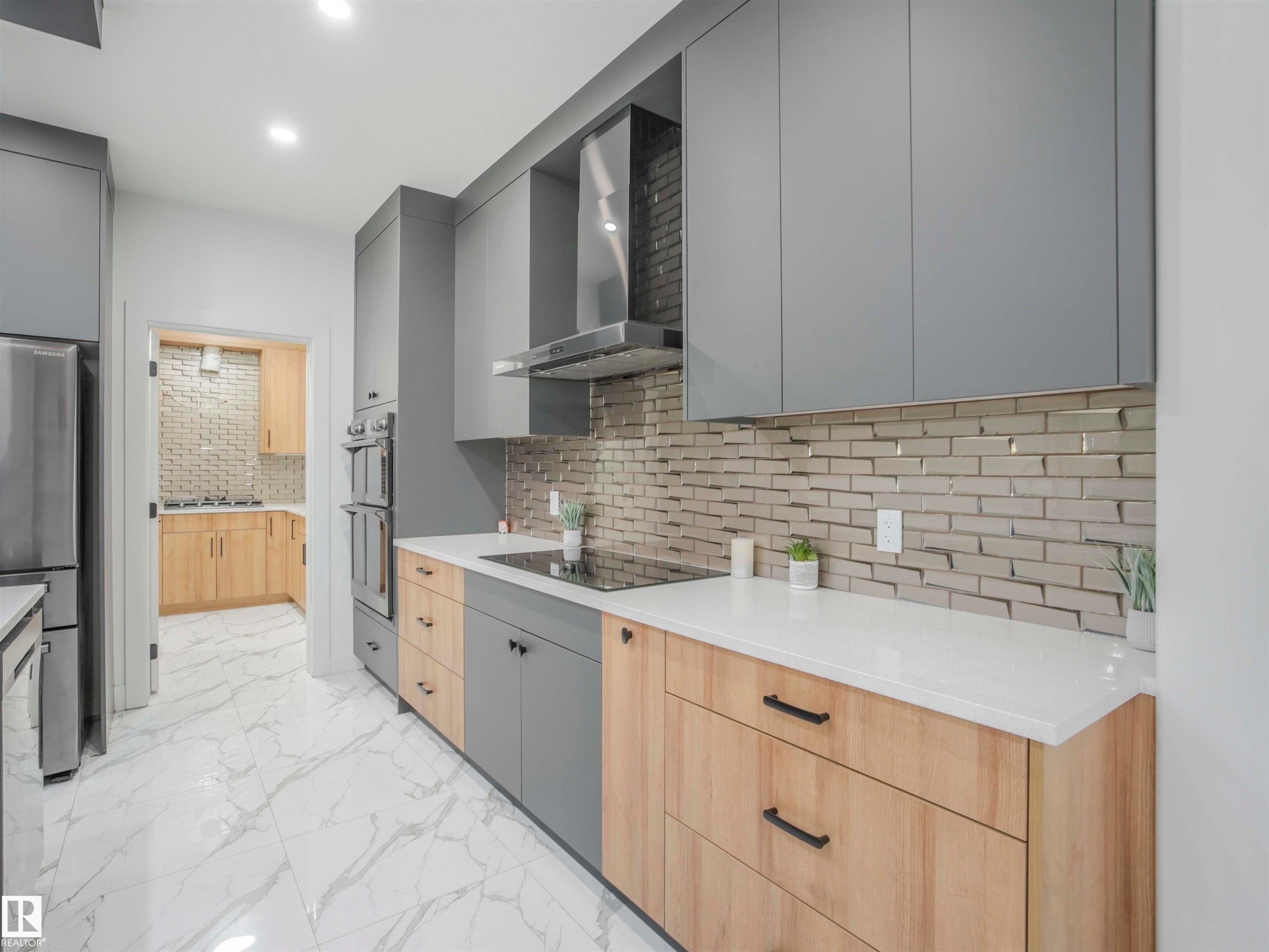 1305 Adamson Drive, Edmonton, AB - Indoor Photo Showing Kitchen With Upgraded Kitchen