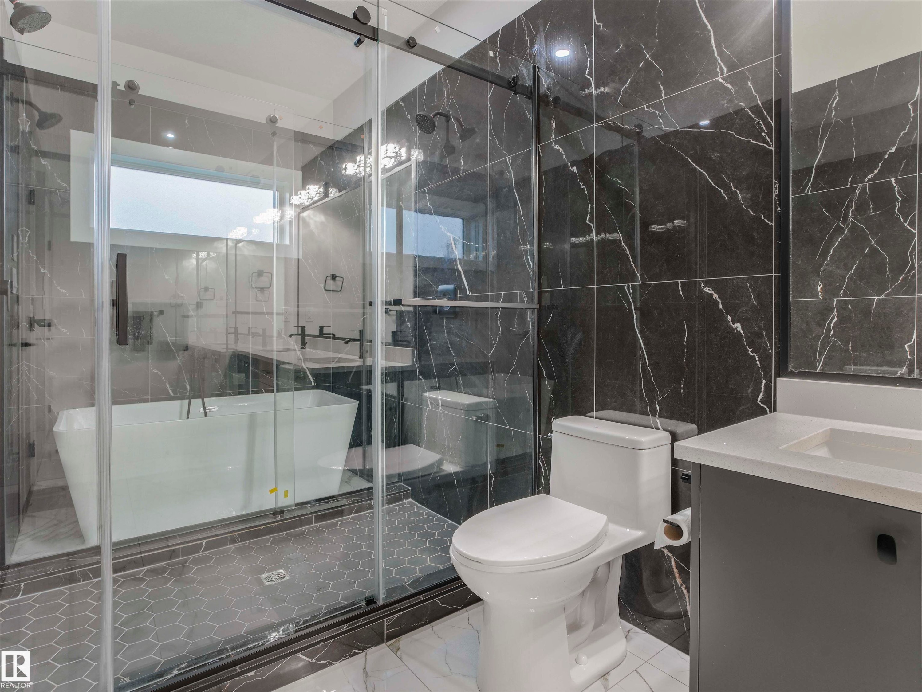 1305 Adamson Drive, Edmonton, AB - Indoor Photo Showing Bathroom