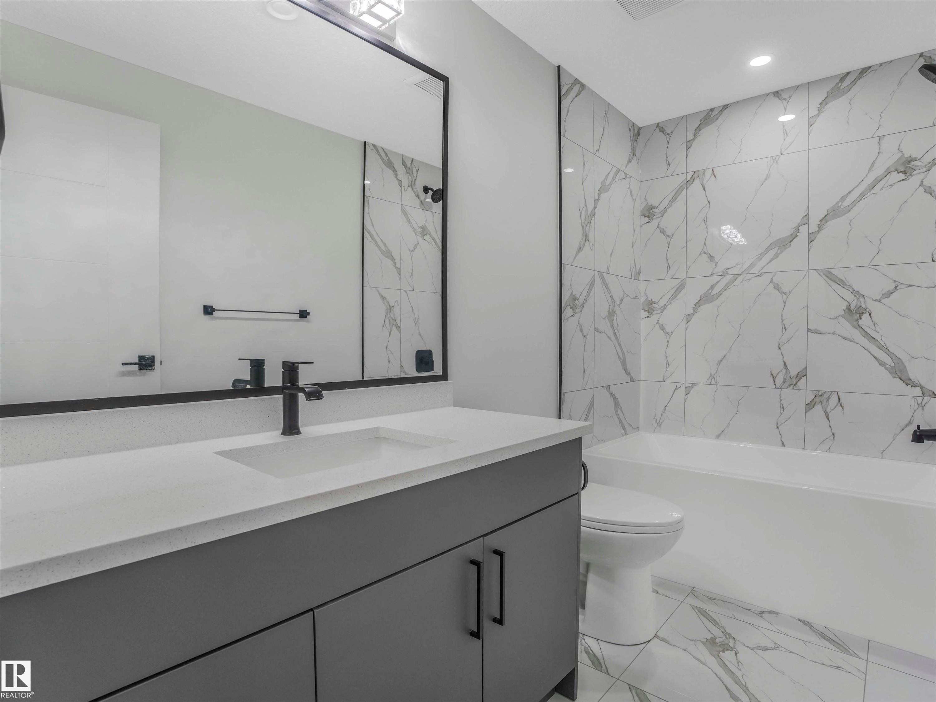 1305 Adamson Drive, Edmonton, AB - Indoor Photo Showing Bathroom