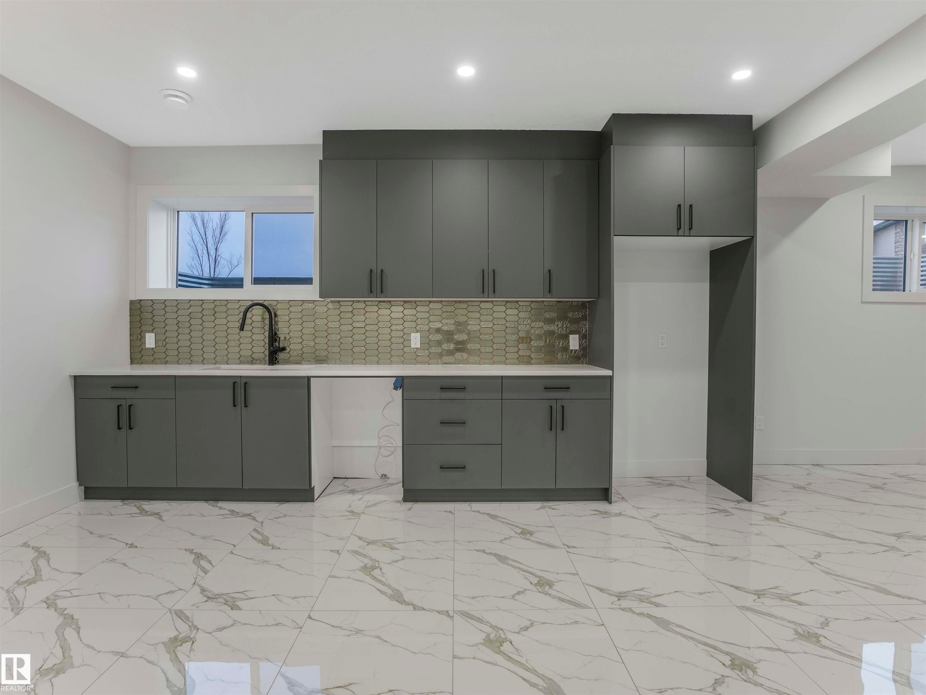 1305 Adamson Drive, Edmonton, AB - Indoor Photo Showing Kitchen