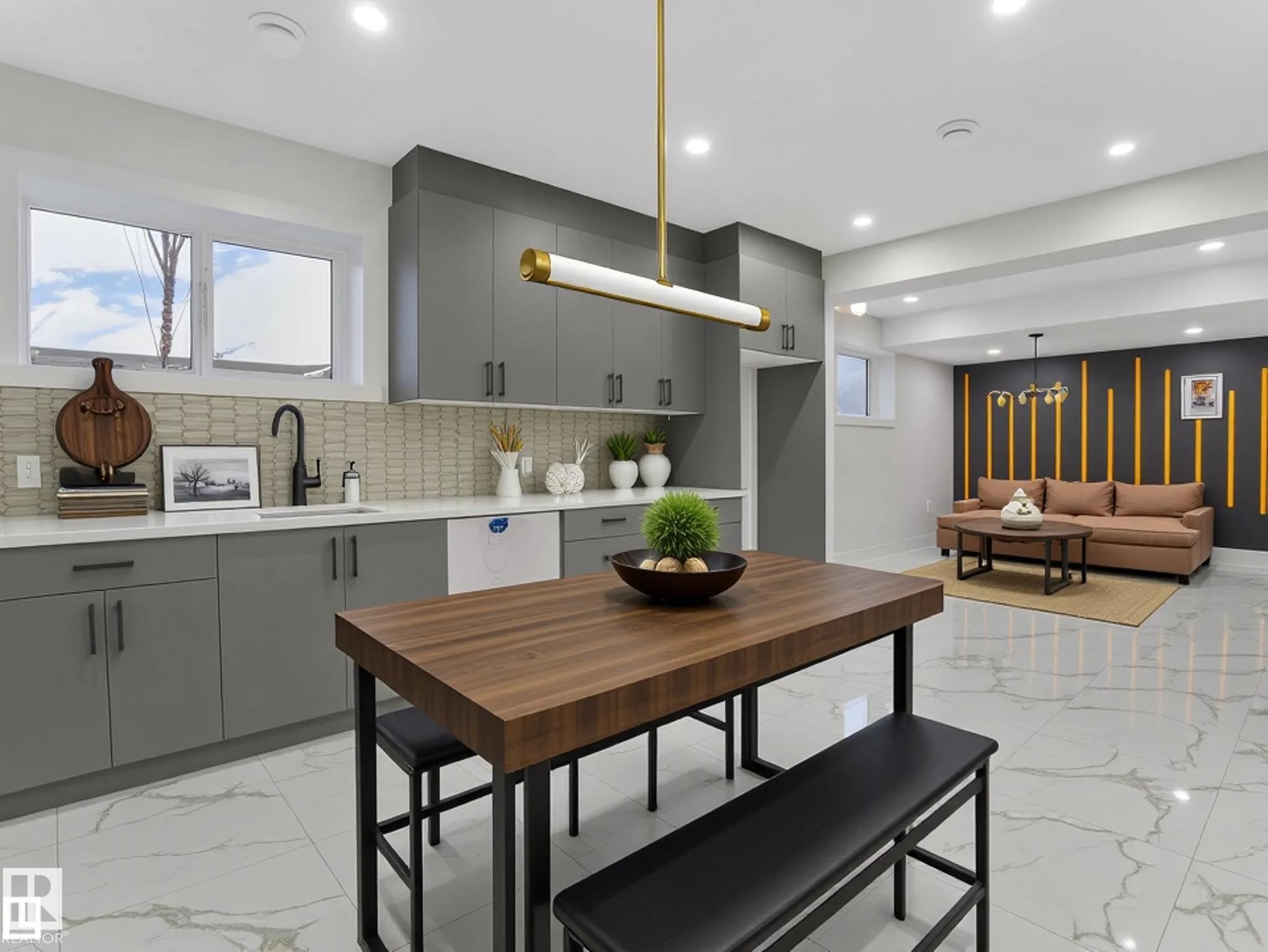 1305 Adamson Drive, Edmonton, AB - Indoor