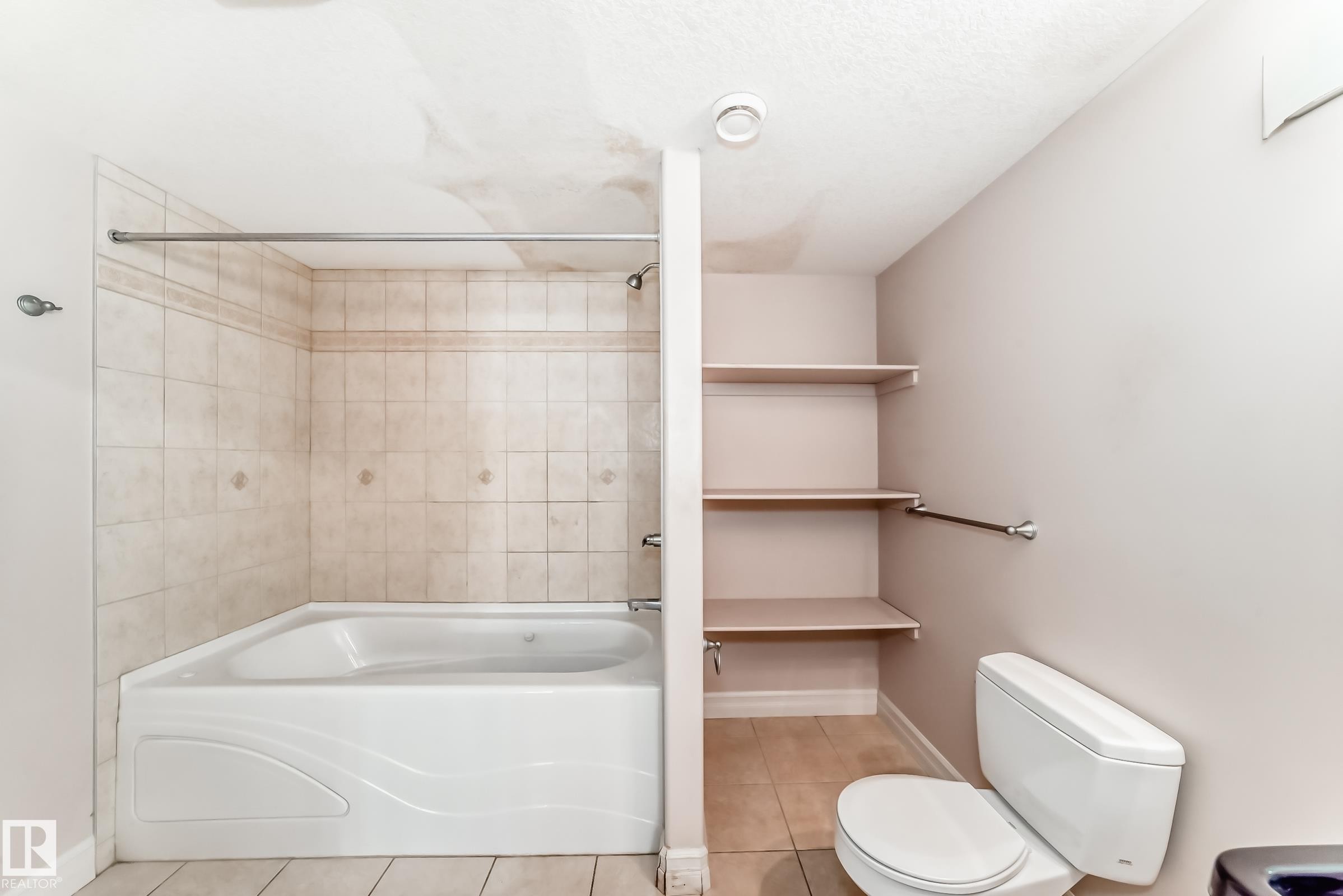1525 Haswell Close, Edmonton, AB - Indoor Photo Showing Bathroom