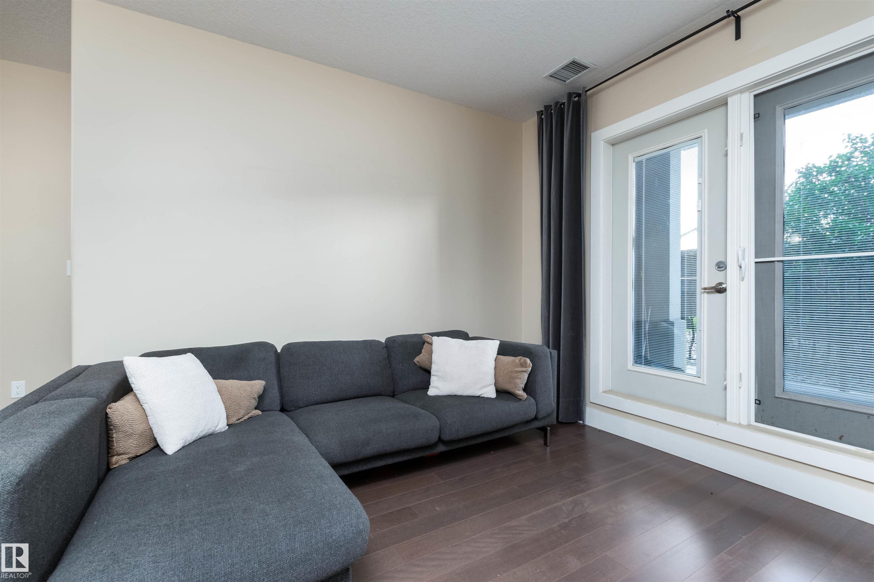 140 6079 Maynard Way, Edmonton, AB - Indoor Photo Showing Living Room