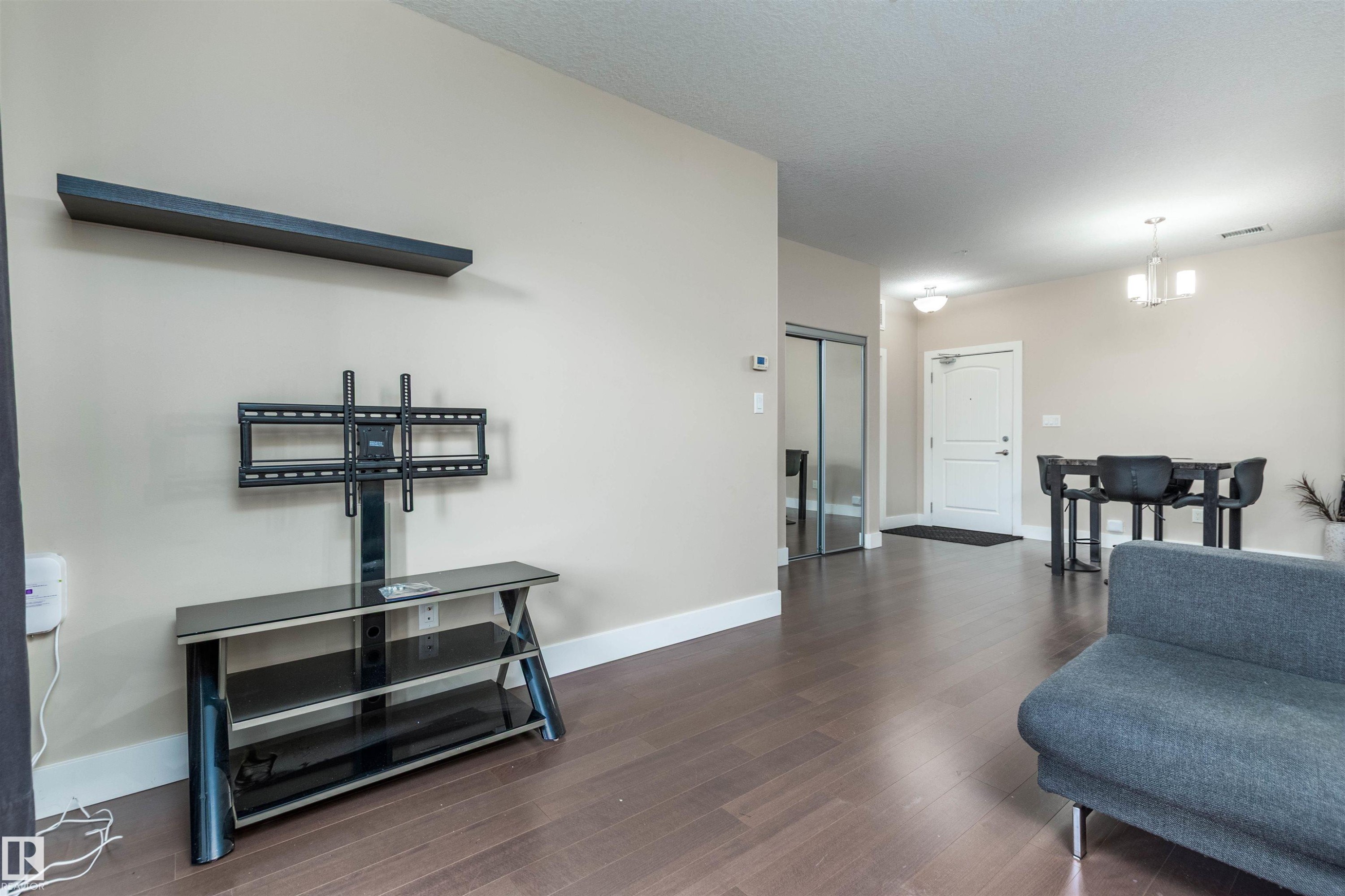 140 6079 Maynard Way, Edmonton, AB - Indoor Photo Showing Living Room