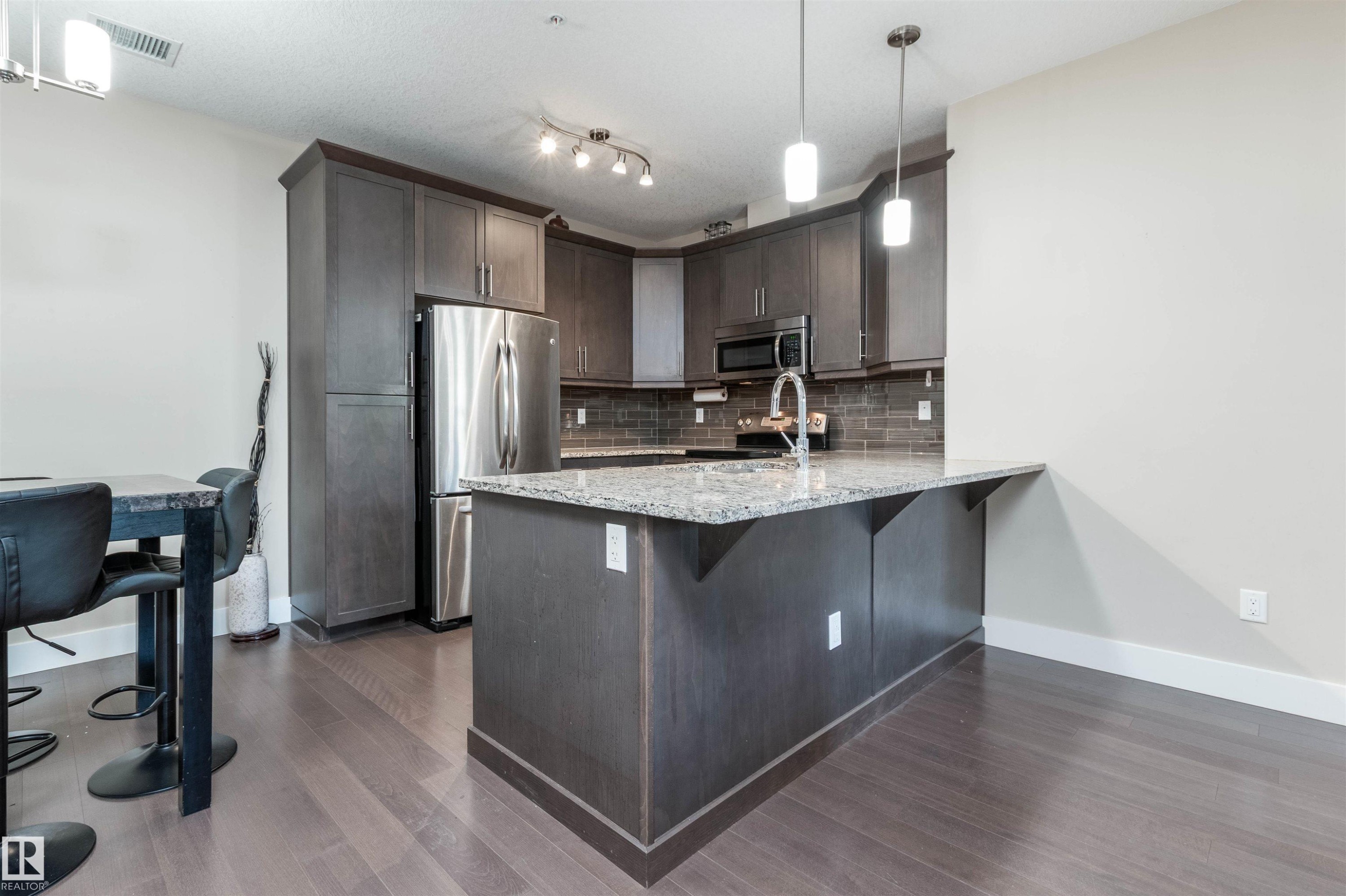140 6079 Maynard Way, Edmonton, AB - Indoor Photo Showing Kitchen With Upgraded Kitchen