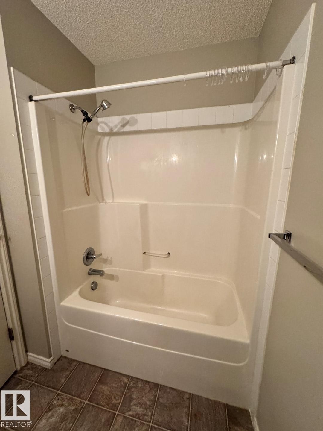 103 3010 33 Avenue, Edmonton, AB - Indoor Photo Showing Bathroom