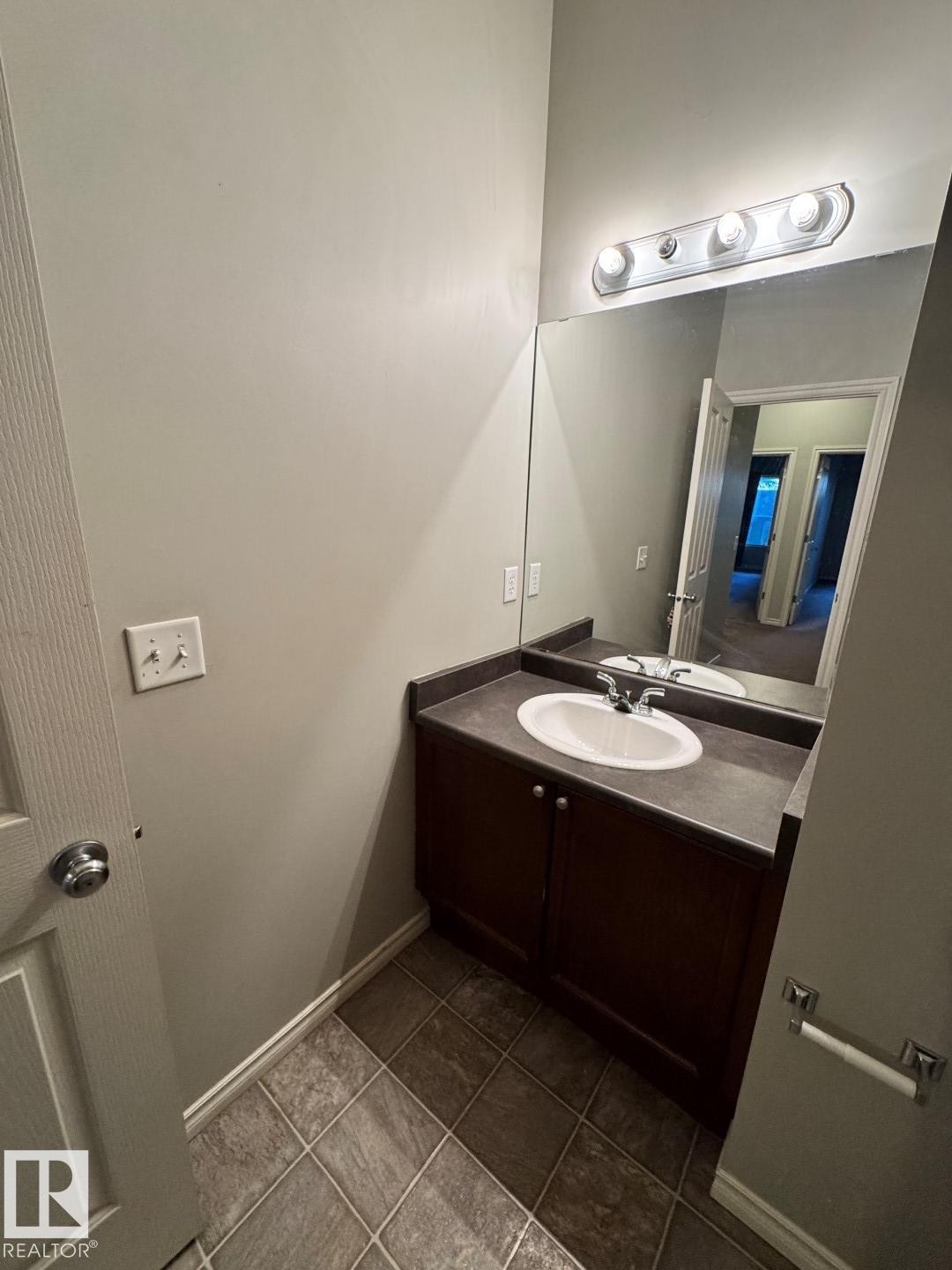 103 3010 33 Avenue, Edmonton, AB - Indoor Photo Showing Bathroom