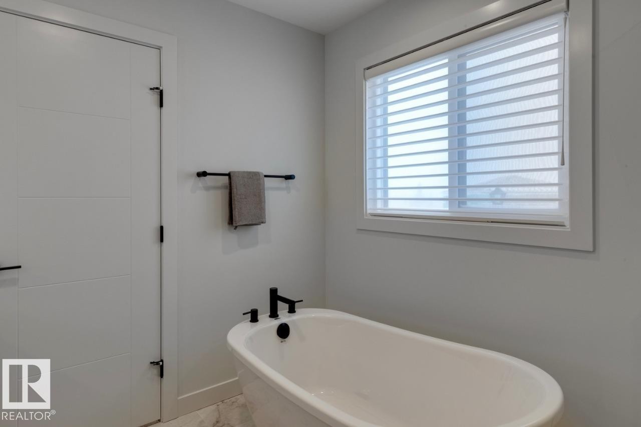 3280 Chernowski Way, Edmonton, AB - Indoor Photo Showing Bathroom