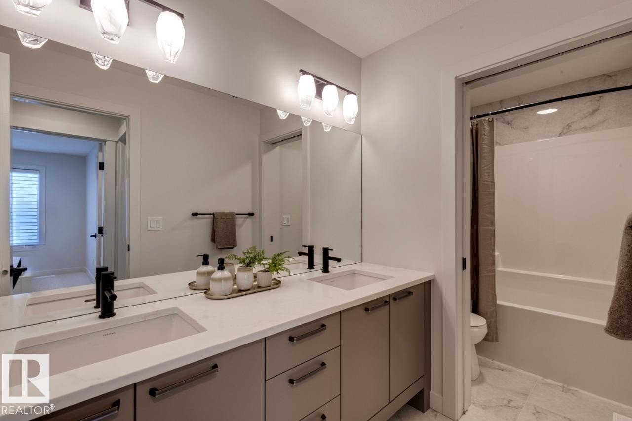 3280 Chernowski Way, Edmonton, AB - Indoor Photo Showing Bathroom