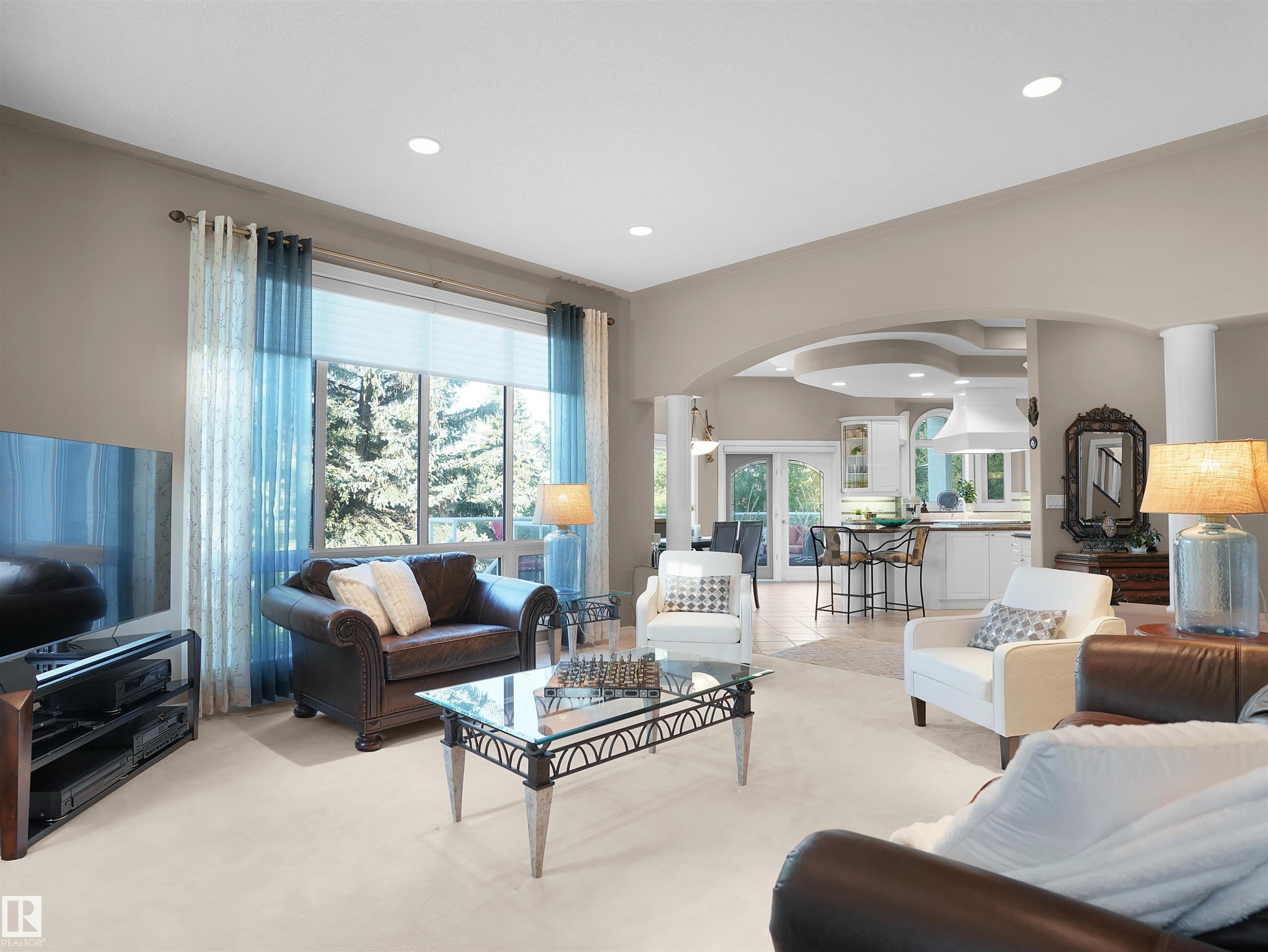 255 Wilson Lane, Edmonton, AB - Indoor Photo Showing Living Room